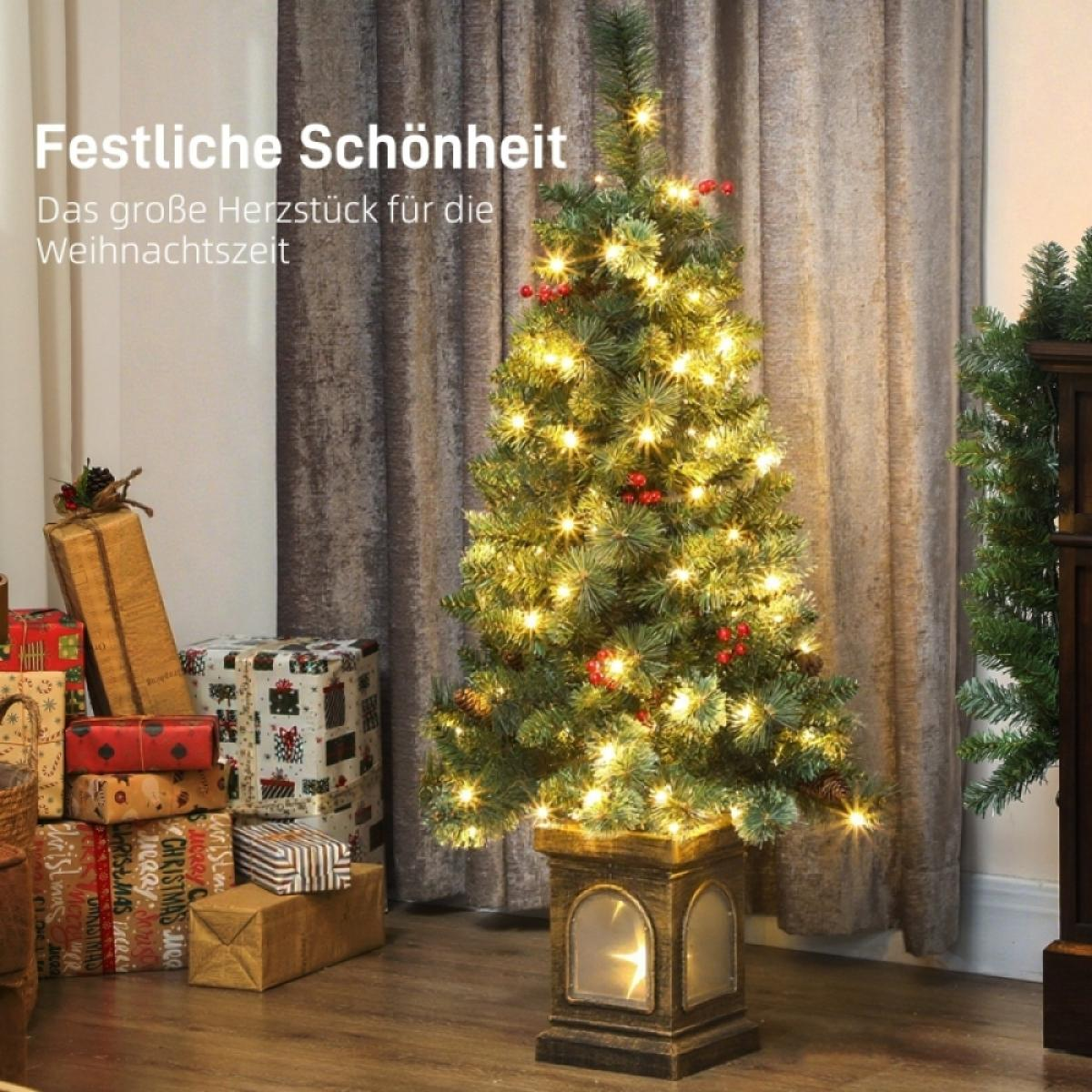 Ein beleuchteter Weihnachtsbaum mit roten Beeren steht auf einem dekorativen Sockel. Geschenke links, Vorhänge im Hintergrund.