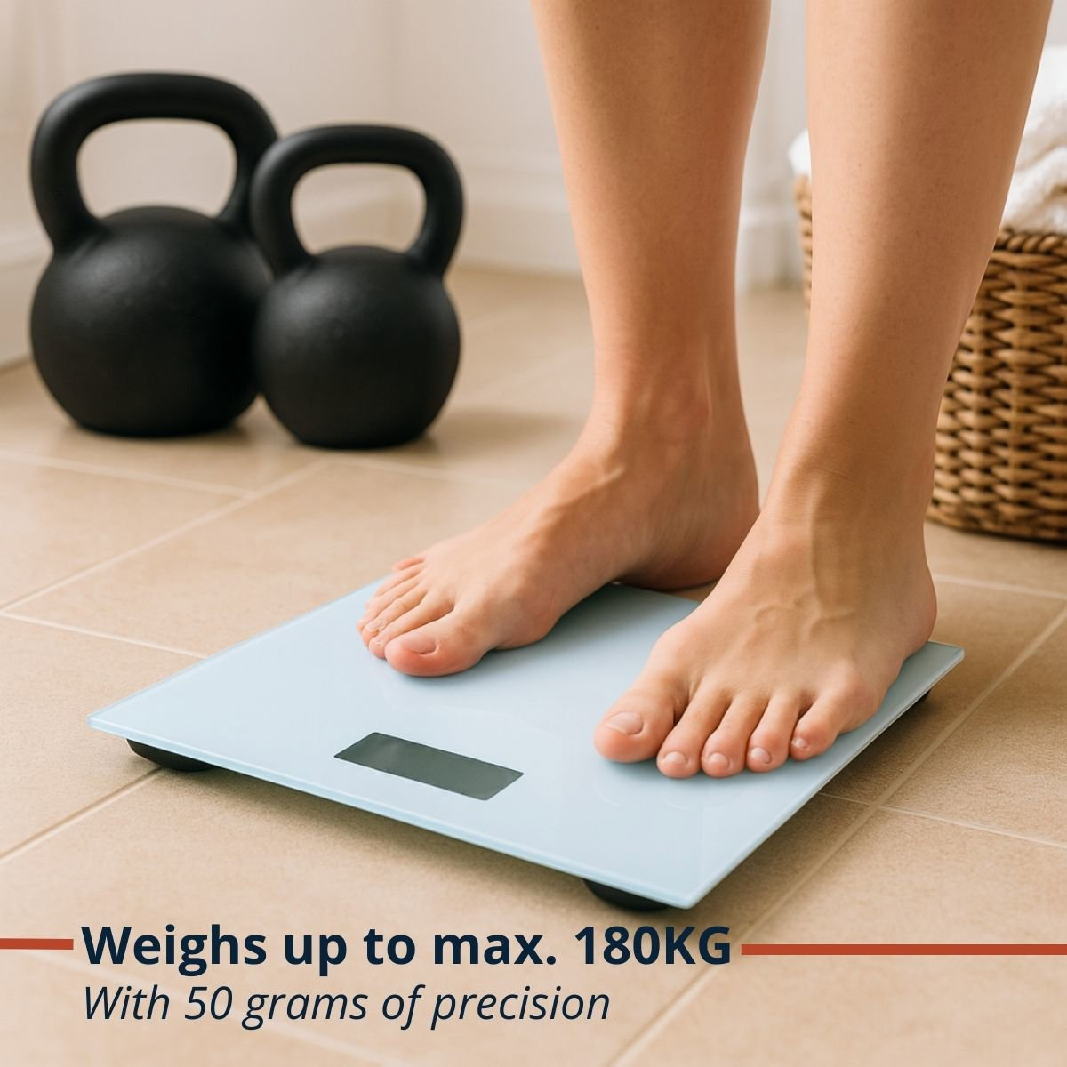 Persoon staat op een weegschaal, twee zwarte kettlebells op de achtergrond, een rieten mand met handdoeken is ook zichtbaar.