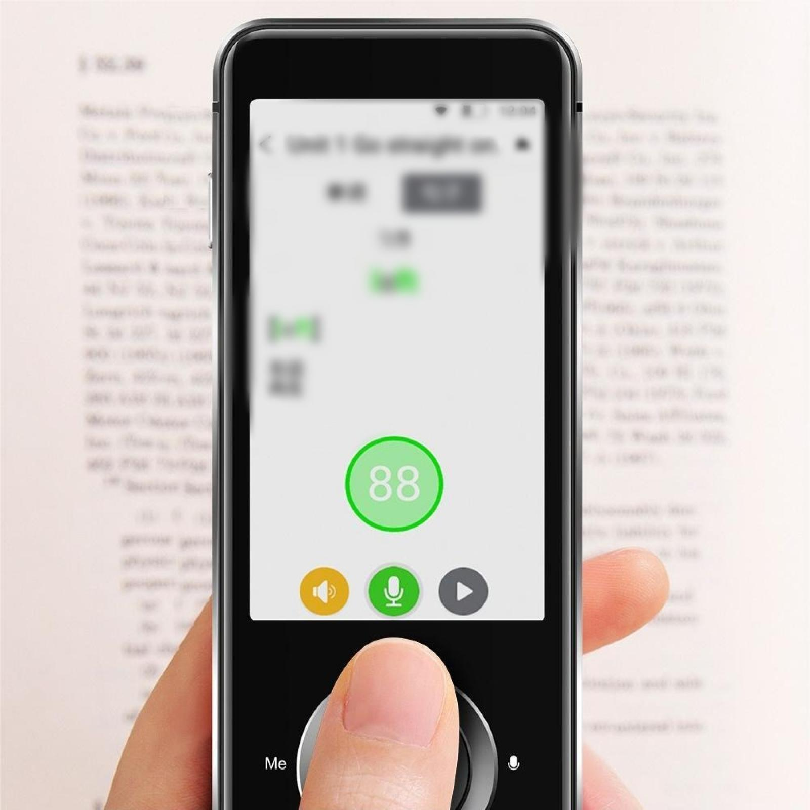 Eine Hand, die ein Übersetzungsgerät hält, dessen Bildschirm Text und Schaltflächen zeigt. Hintergrund: gedrucktes Dokument.
