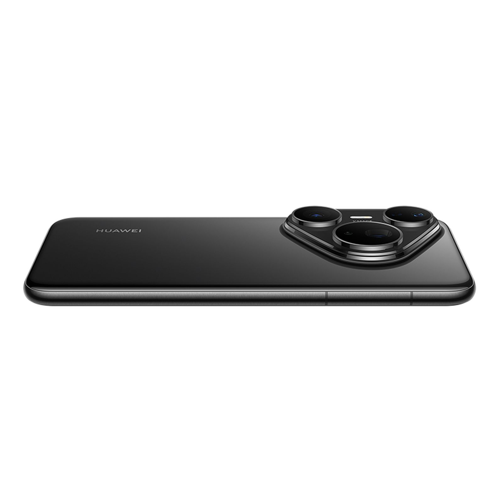 Schwarzes Smartphone mit drei Linsen auf der Rückseite. Das Telefon liegt. Der Markenname ist sichtbar.