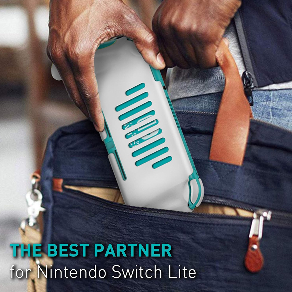 Eine Person legt eine weiß-türkisfarbene Nintendo Switch Lite-Hülle in eine dunkelblaue Tasche. Text: 'DER BESTE PARTNER für Nintendo Switch Lite'.