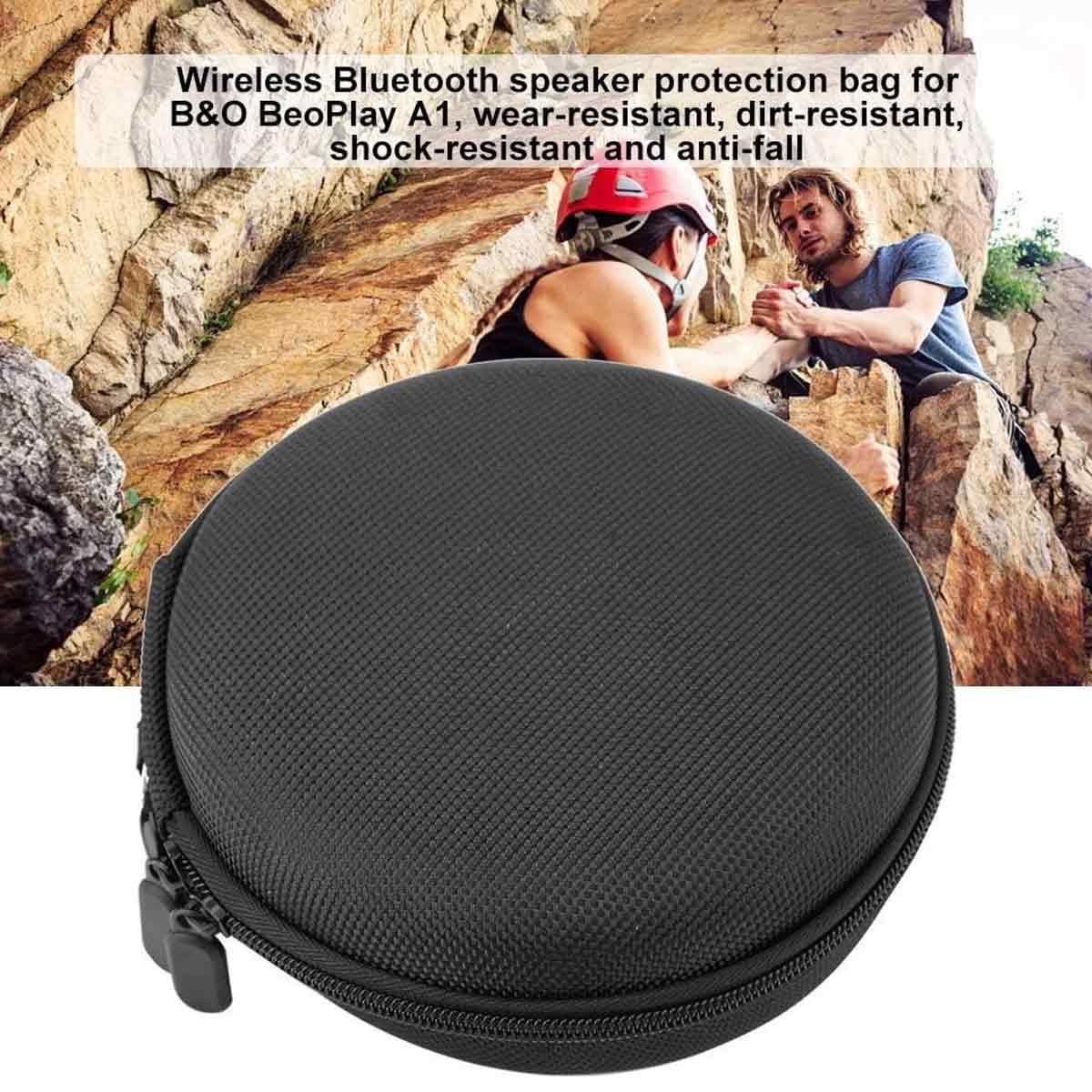 Ein schwarzes Lautsprecheretui im Vordergrund. Zwei Personen klettern im Hintergrund auf Felsen. Text wirbt für die Hülle.