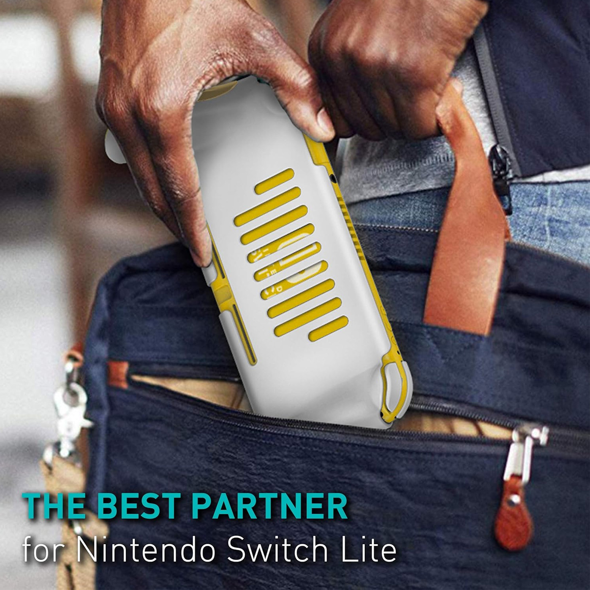 Eine Person legt eine weiße und gelbe Nintendo Switch Lite-Hülle in eine blaue Tasche. Text am unteren Rand: 'THE BEST PARTNER'.