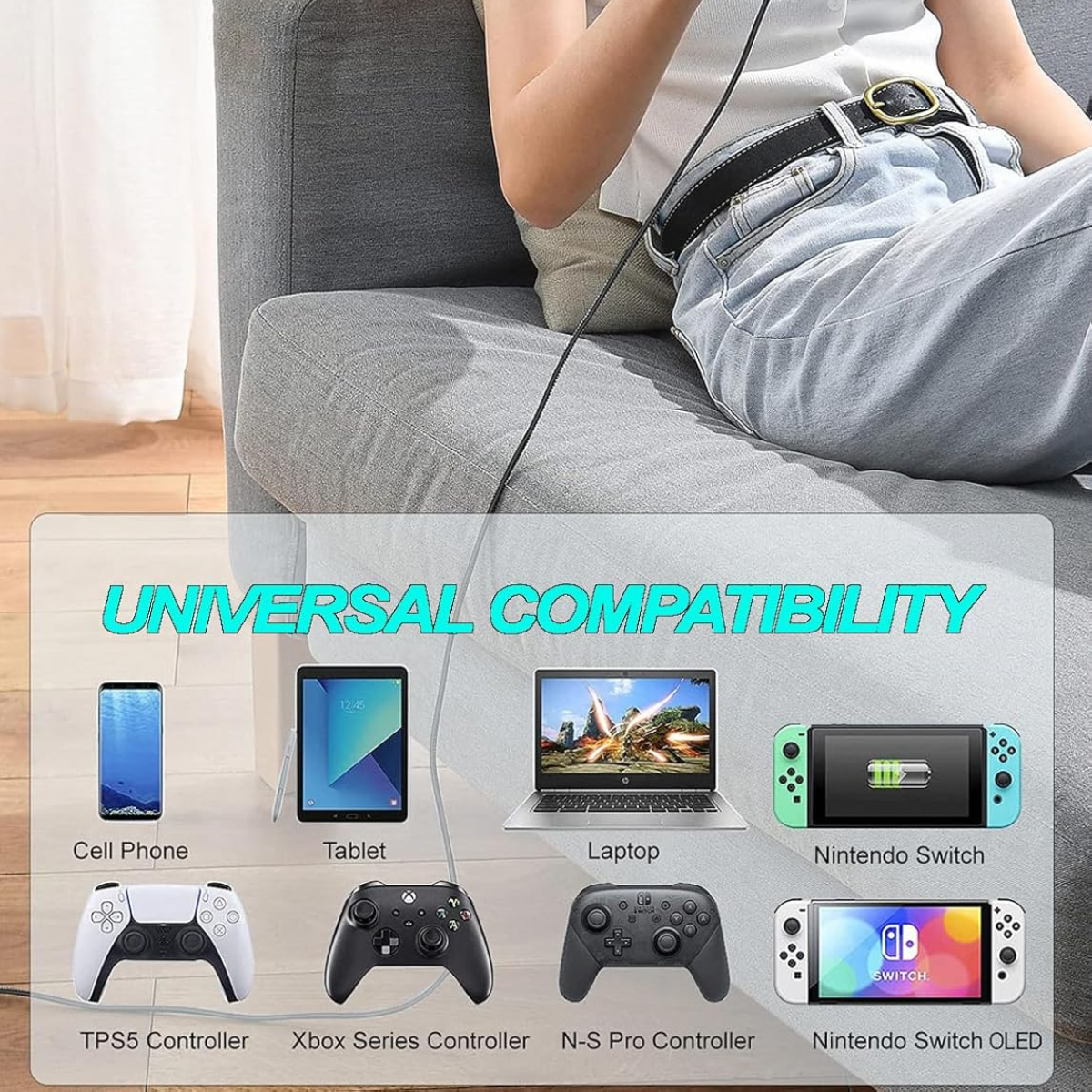 Eine Person auf einem Sofa hält ein Kabel. Geräte wie Telefon, Tablet, Laptop und Spielkonsolen sowie Controller werden gezeigt.