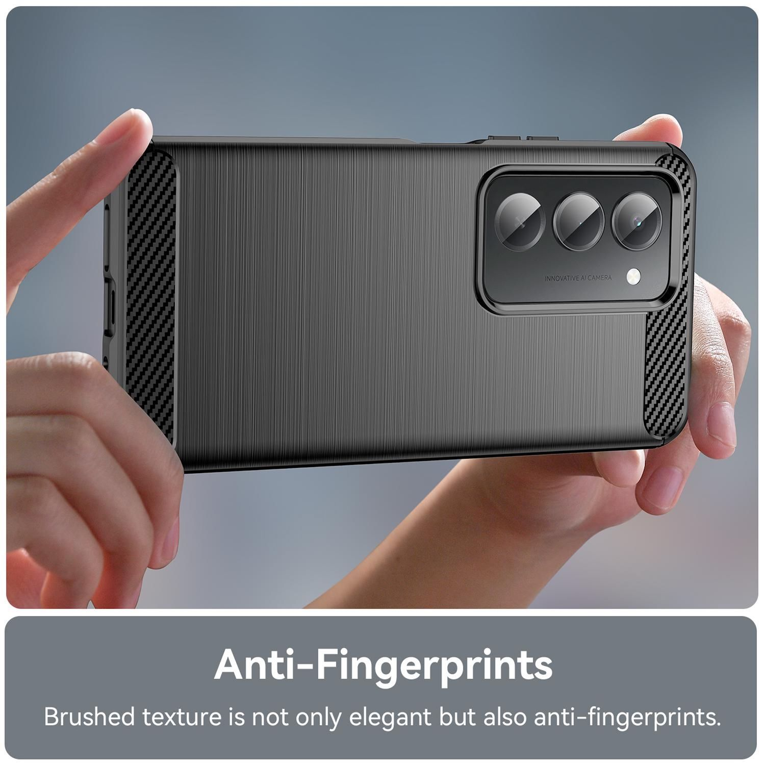 Hände halten eine graue Handyhülle. Die Hülle hat eine gebürstete Textur und ein Kameramodul mit drei Linsen. Text lautet 'Anti-Fingerprints'.