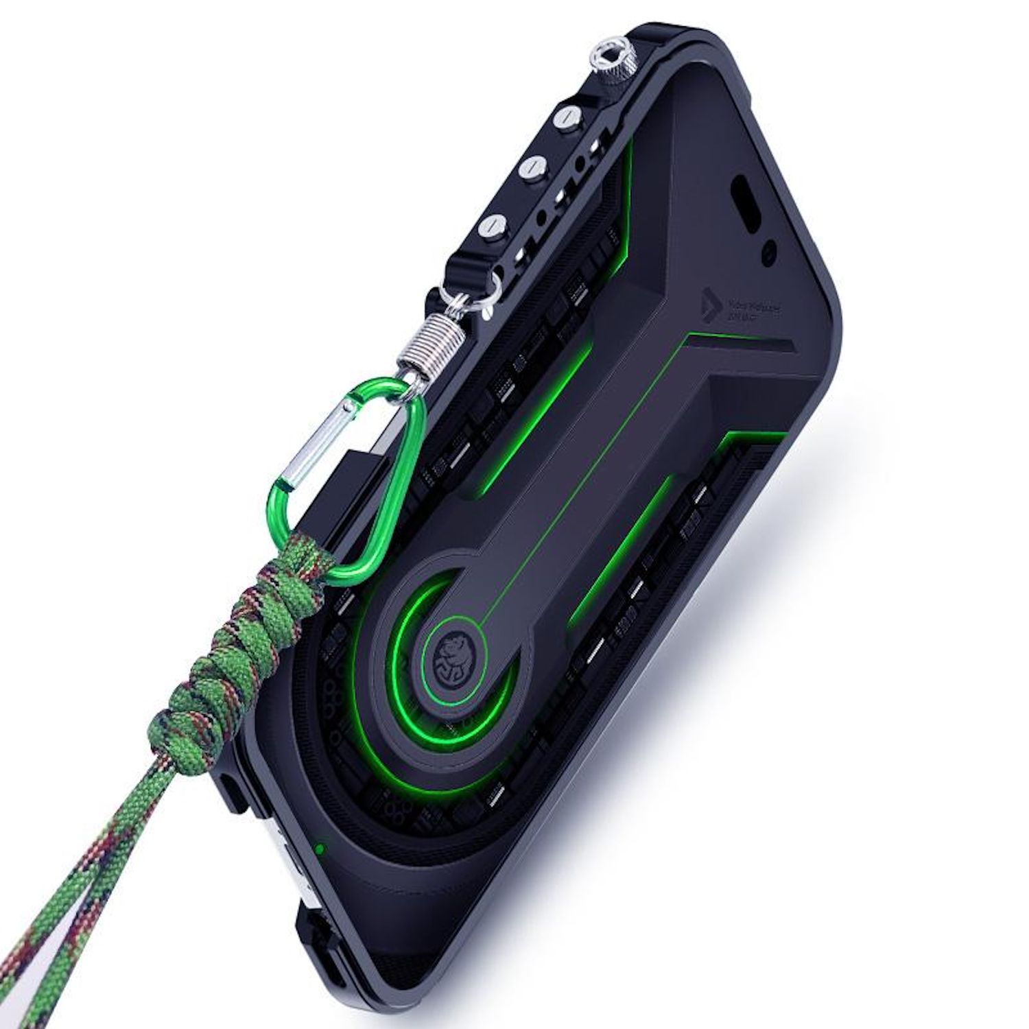 Funda de teléfono negra con detalles verdes, mosquetón verde y cordón. La funda tiene un diseño futurista. El fondo es blanco.