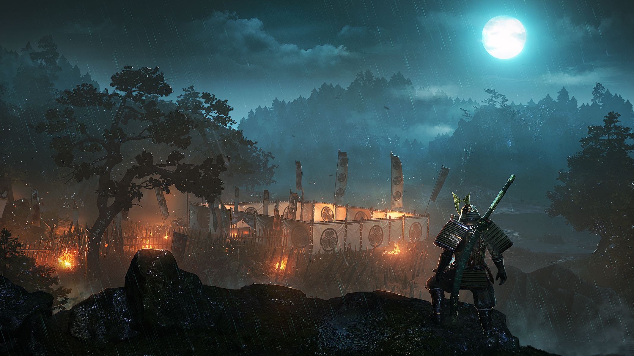 Un samurai è su una scogliera, che guarda una fortezza illuminata sotto la pioggia. Una luna piena splende sulla foresta.