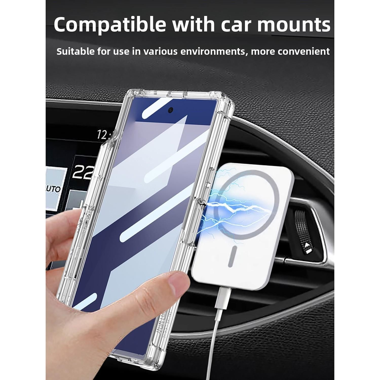 Ein Telefon in einer durchsichtigen Hülle wird in der Nähe eines weißen magnetischen Ladegeräts gehalten. Das Telefon befindet sich in einem Auto, das Armaturenbrett ist sichtbar.