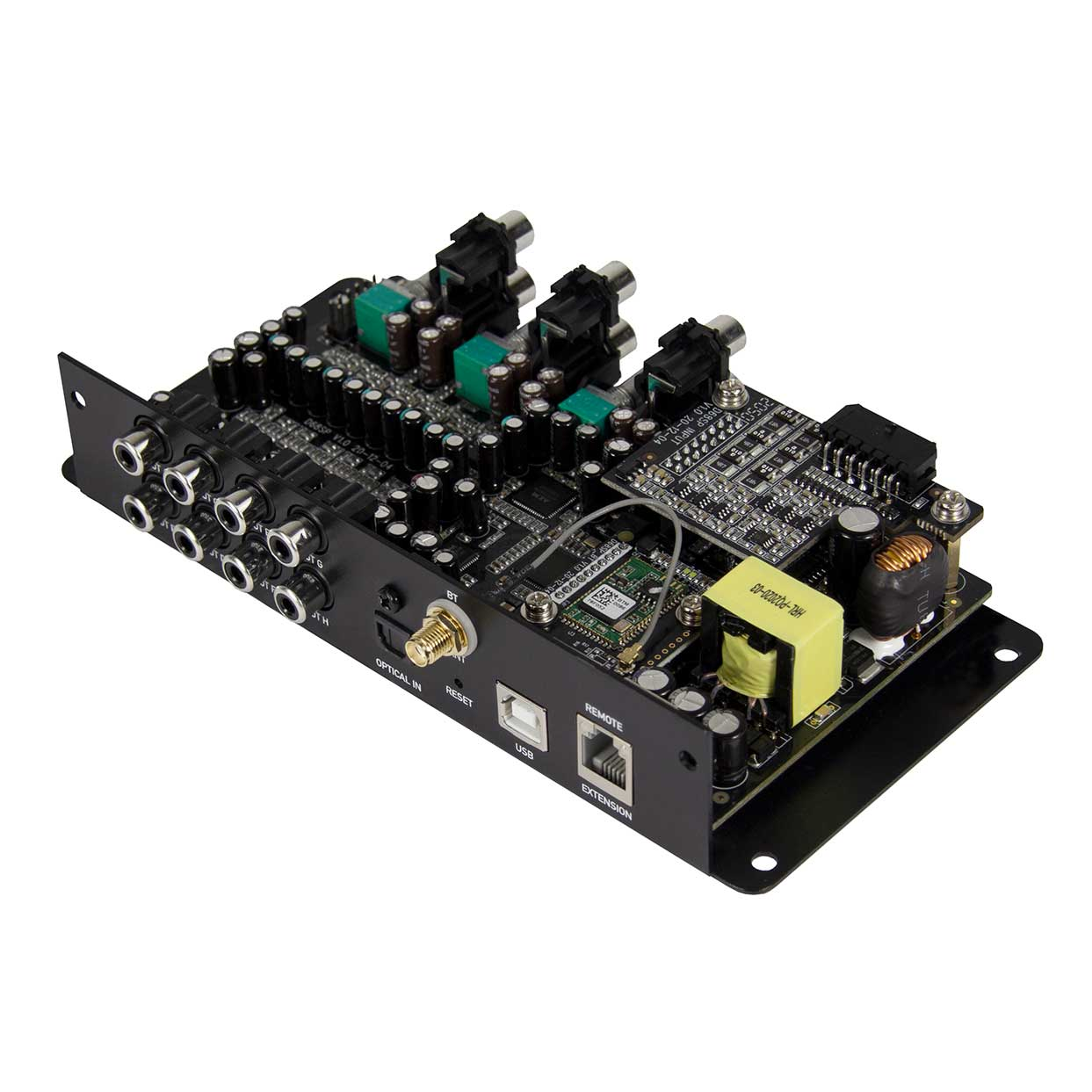 Eine schwarze Leiterplatte mit verschiedenen Komponenten, Anschlüssen und Beschriftungen wie 'Optical In', 'USB' und 'Remote'. Sie hat einen gelben Transformator.