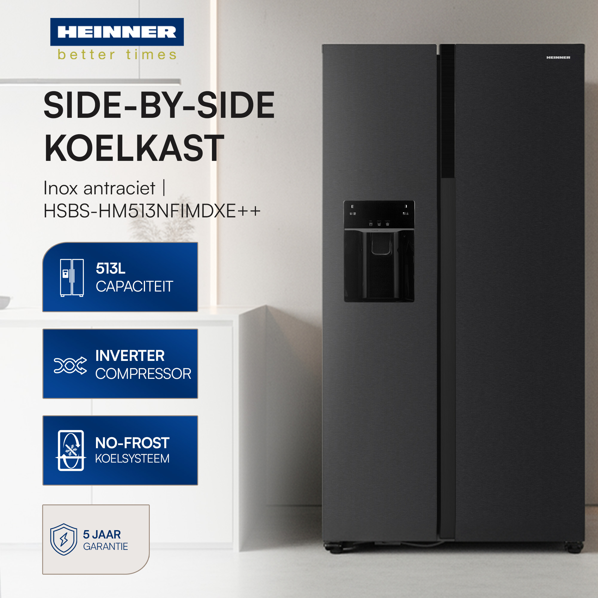 Een zwarte side-by-side koelkast. Het heeft een waterdispenser en verschillende informatieve pictogrammen. De merknaam is Heinner.