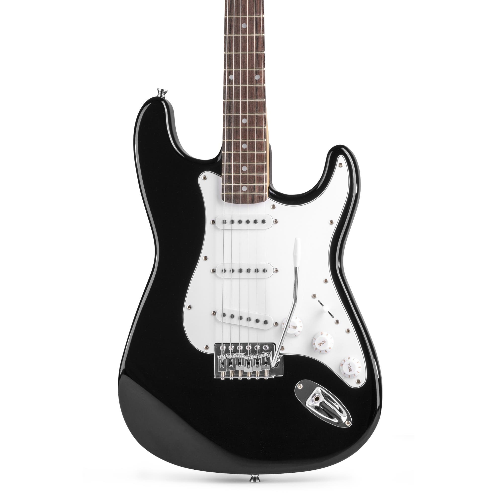 Eine schwarze E-Gitarre mit weißem Schlagbrett und Saiten. Die Gitarre steht auf weißem Hintergrund.