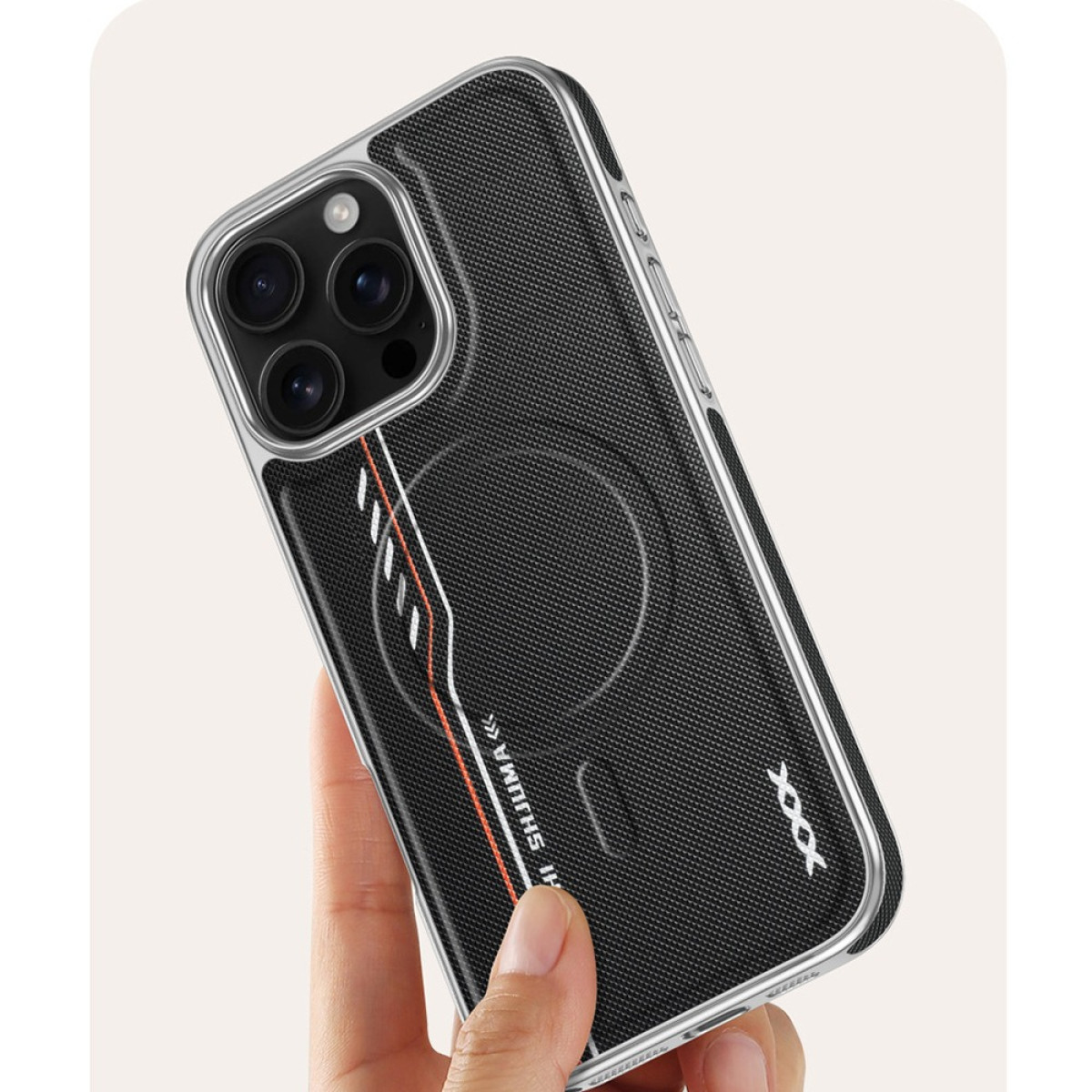 Hand hält eine schwarze iPhone-Hülle mit silbernem Rahmen. Die Hülle hat ein grafisches Design mit weißen und orangefarbenen Linien. Der Hintergrund ist verschwommen.