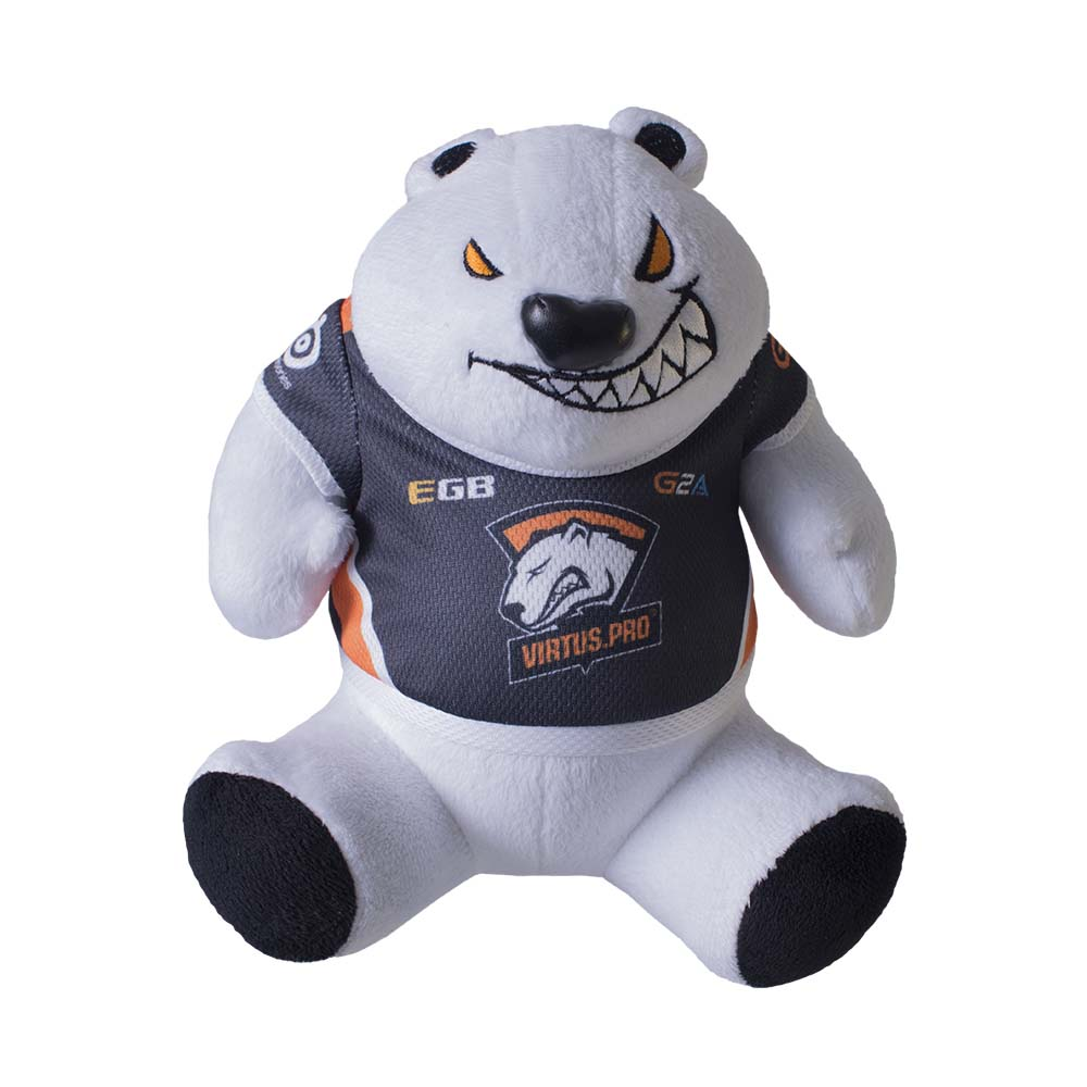 Un peluche di orso bianco con una maglietta nera e arancione. La maglietta dice EGB, G2A e Virtus.pro. L'orso ha un sorriso minaccioso.