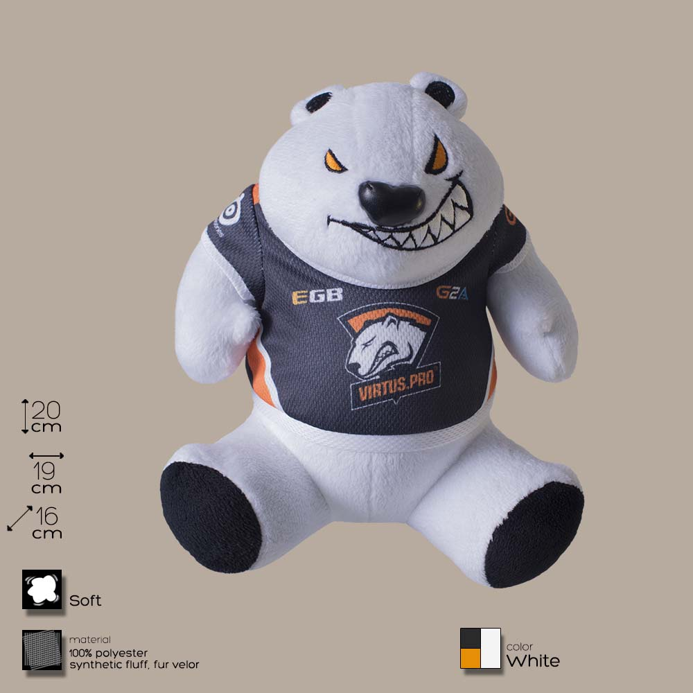 Un peluche a forma di orso bianco con una maglietta scura con il logo Virtus.pro. Ha zampe nere e una faccia sorridente con dettagli arancioni.