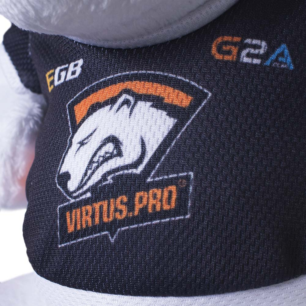 Primo piano di una maglietta nera con logo Virtus.pro, un lupo bianco, dettagli arancioni e le scritte G2A ed EGB.