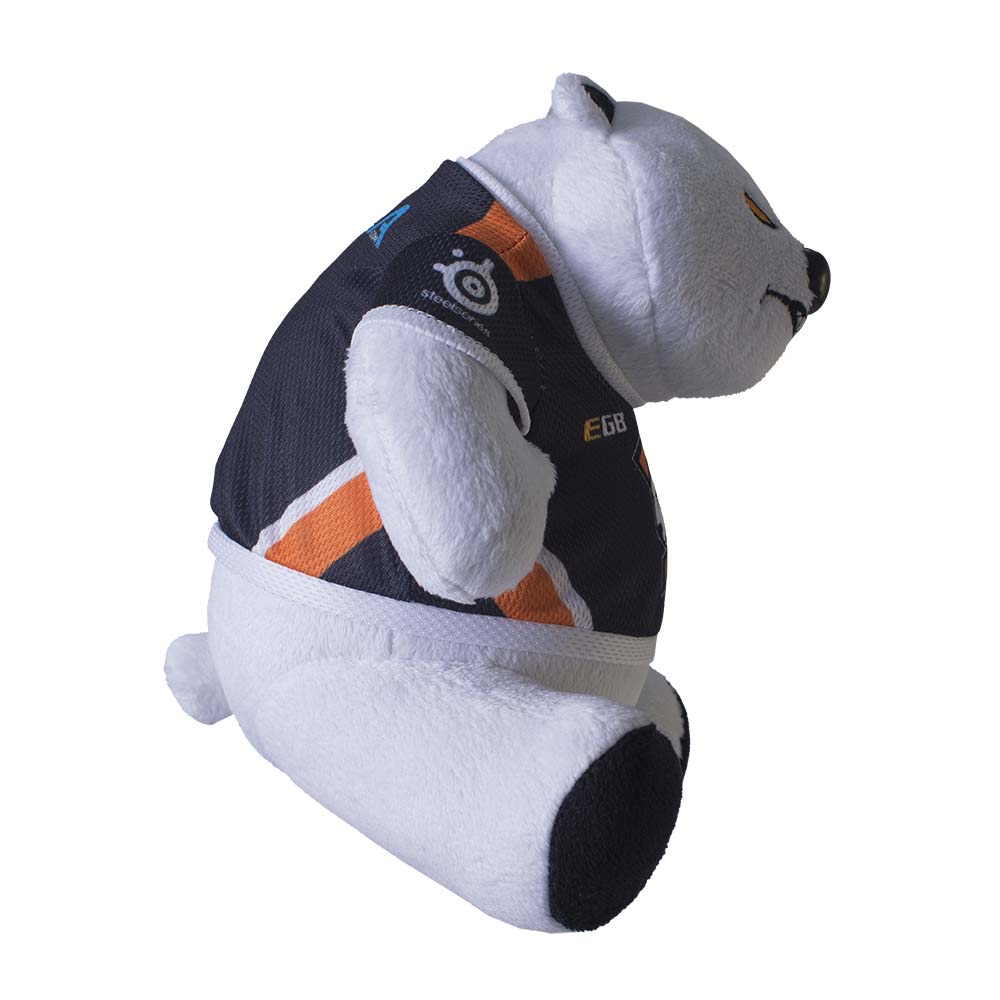 Un peluche di orso polare bianco con una maglia nera e arancione. L'orso è seduto con la testa girata a destra.