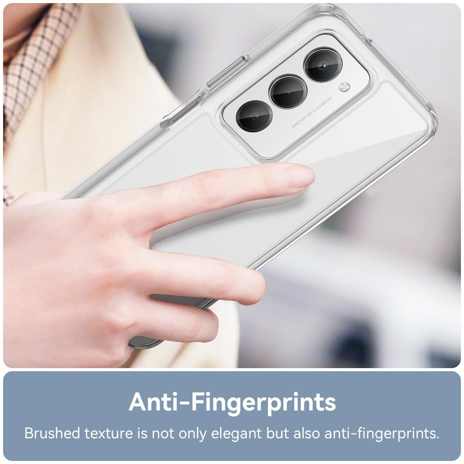 Eine Hand hält eine transparente Handyhülle mit Dreifach-Kamera. Die Hülle befindet sich auf einem Telefon, unscharfer Hintergrund.
