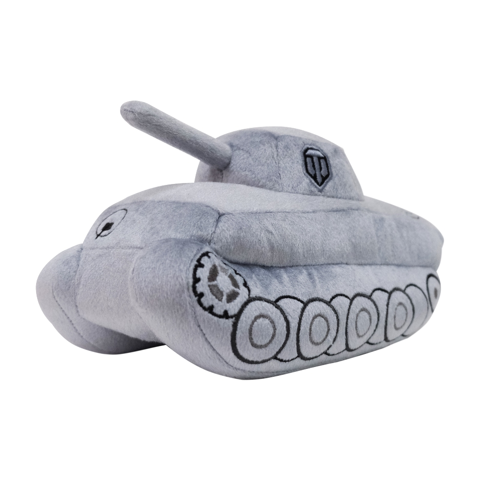 Ein graues Plüsch-Panzerspielzeug mit Kanone, Rädern und Logo. Es hat eine weiche, abgerundete Form und ist vor weißem Hintergrund.