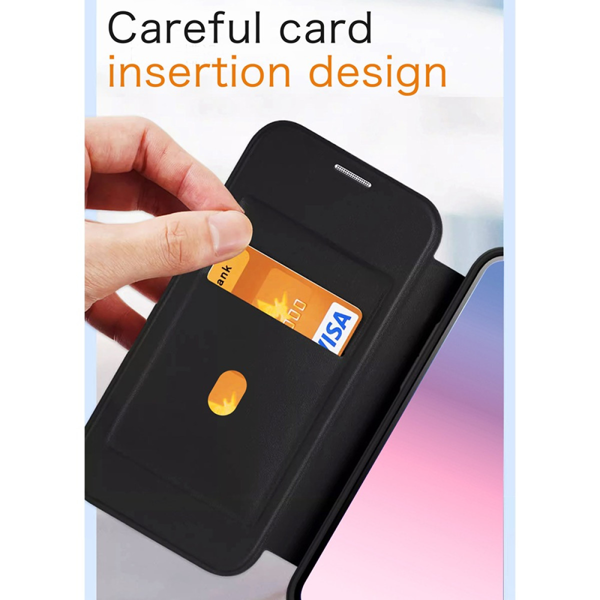 Hand steckt Kreditkarte in schwarze Handyhülle. Karte ist goldfarben mit VISA-Logo. Ein Telefonbildschirm ist sichtbar.
