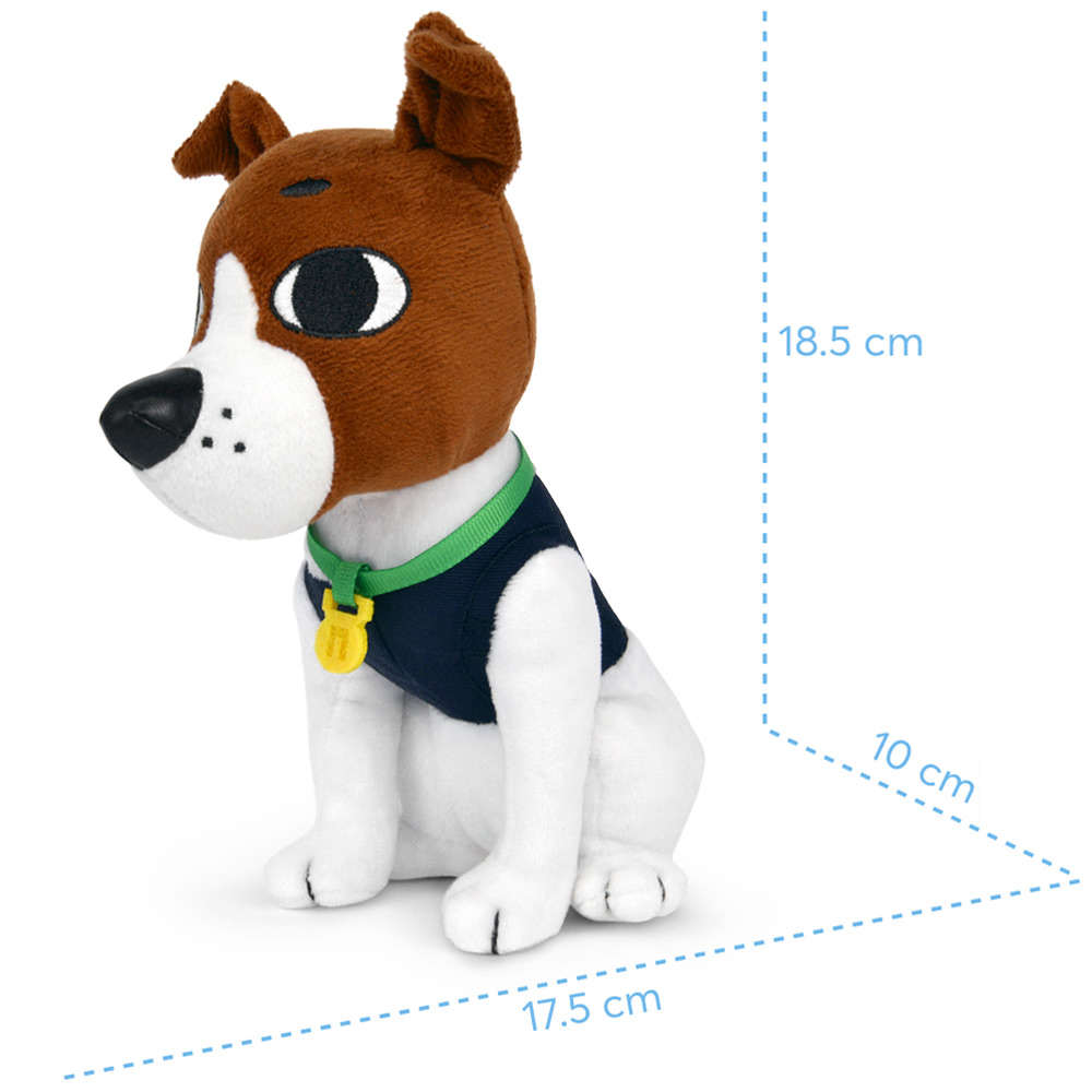 Ein Stoffhundespielzeug, braun und weiß, trägt eine blaue Weste und einen grünen Kragen. Maße: 18,5 cm hoch, 17,5 cm lang, 10 cm breit.