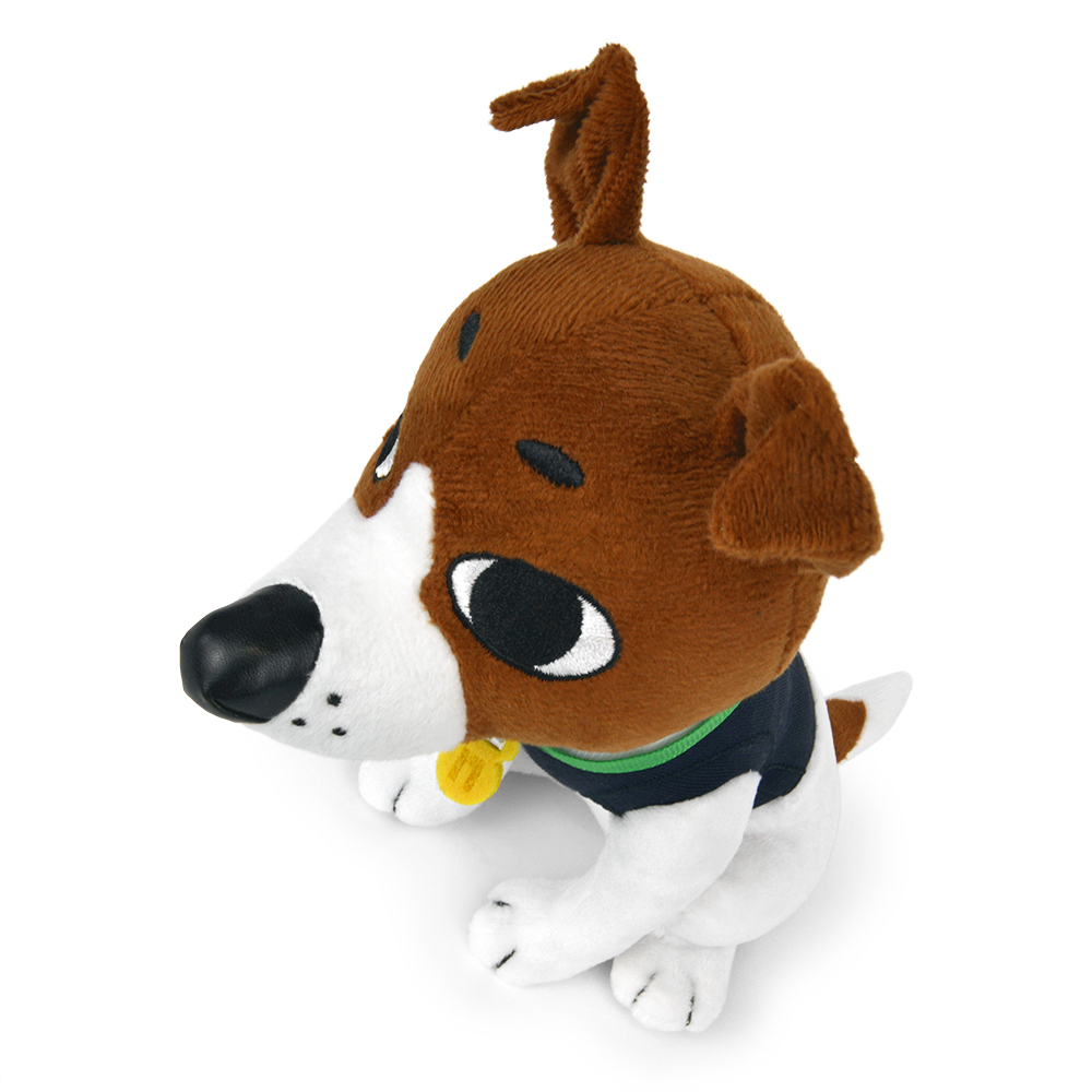 Ein Stoffhundespielzeug mit braun-weißem Kopf, schwarzen Augen und einer schwarzen Nase. Es trägt ein blaues Hemd mit grünem Kragen.