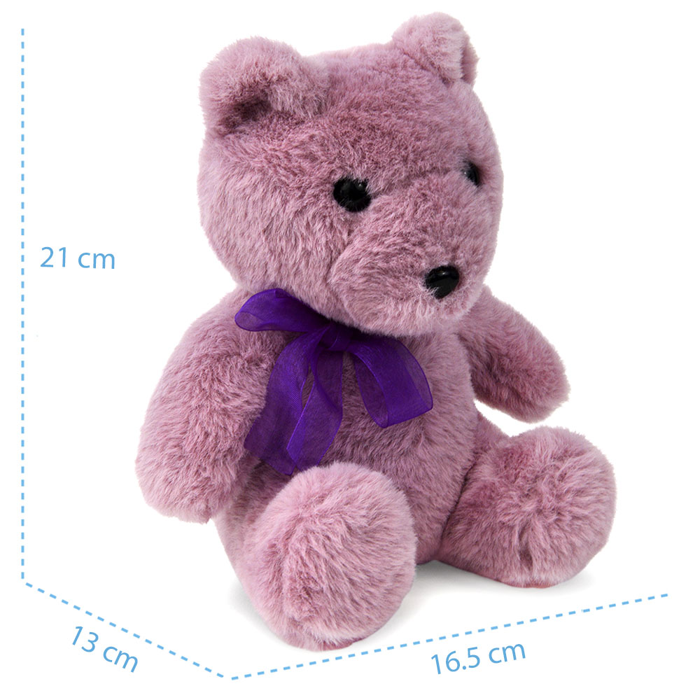 Ein rosa Teddybär mit lila Schleife sitzt auf weißem Grund. Maße: 21 cm hoch, 13 cm breit, 16,5 cm lang.