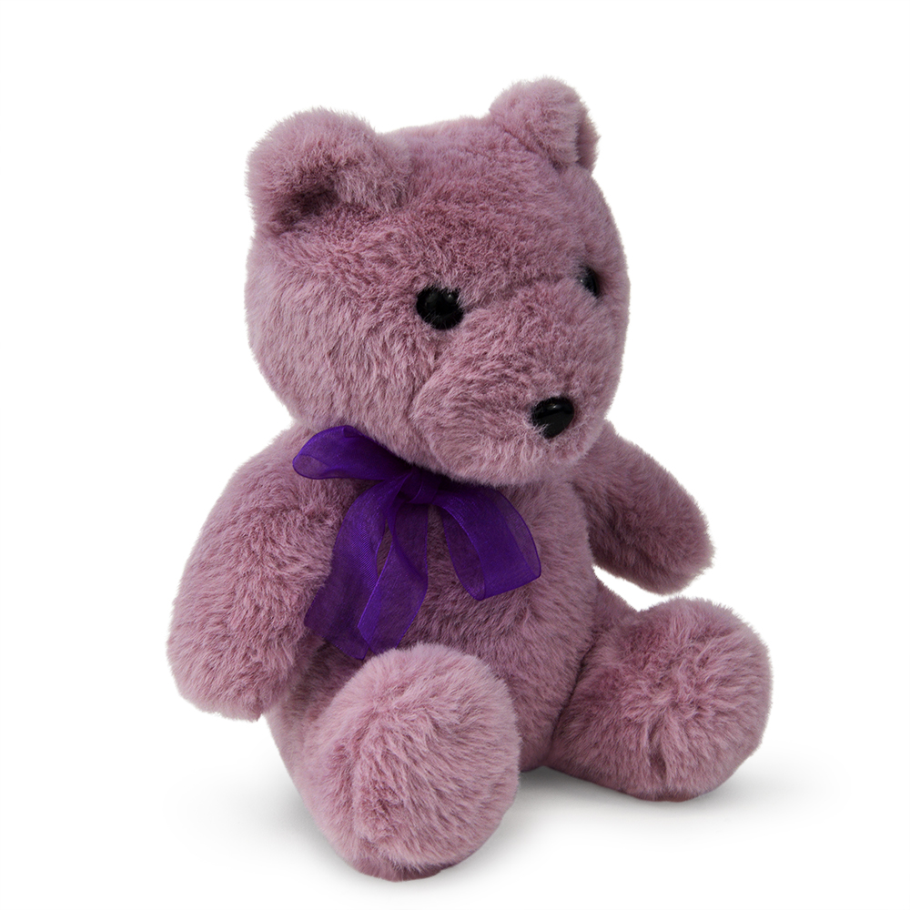 Ein rosa Teddybär mit einer lila Schleife. Er hat schwarze Augen und eine schwarze Nase. Der Hintergrund ist weiß.