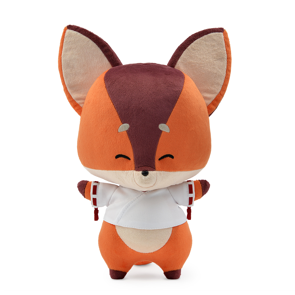 Ein Plüschfuchs mit orangefarbenem und braunem Fell, der ein weißes Hemd mit roten Akzenten trägt. Er hat große Ohren und lächelt auf weißem Hintergrund.