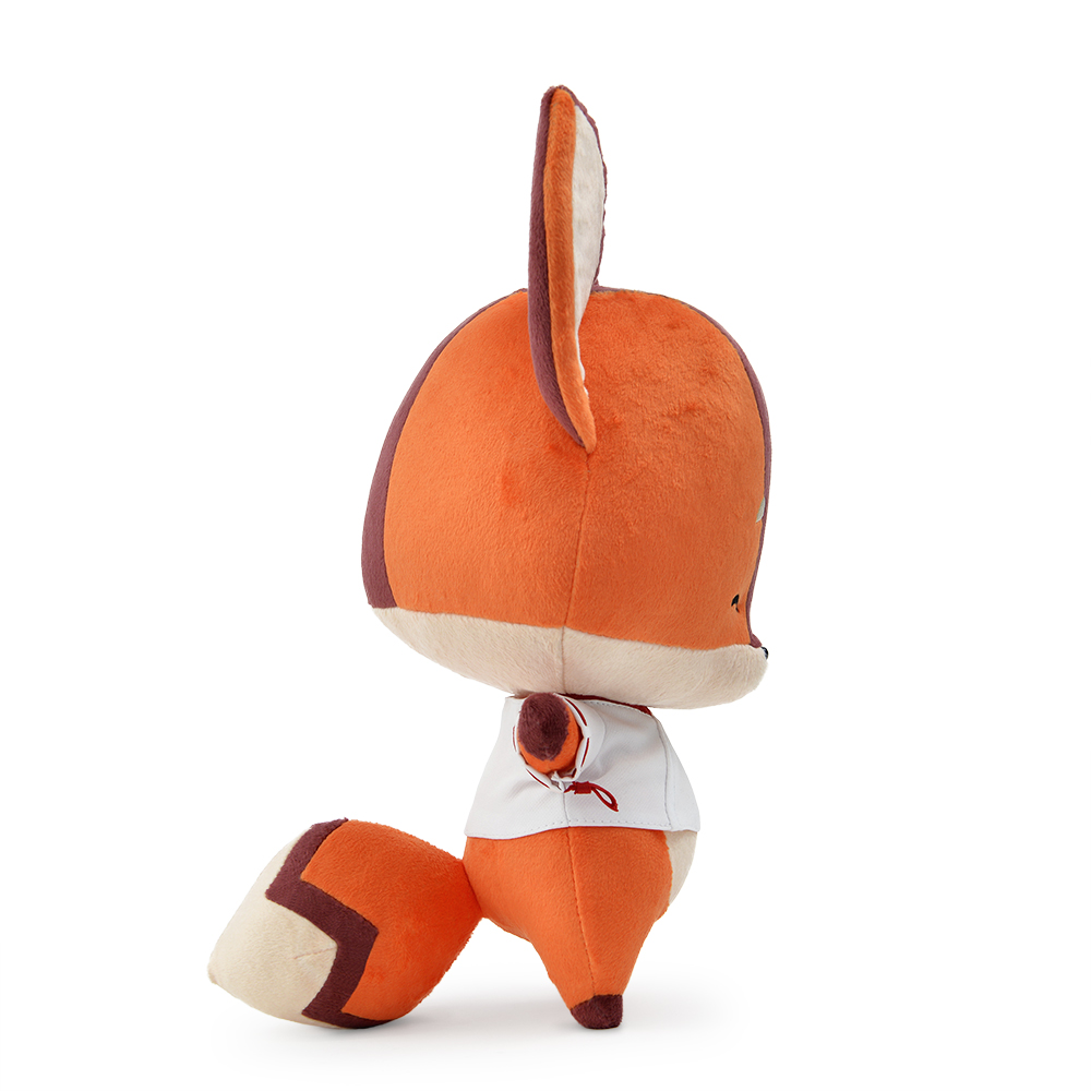 Ein Stofftier-Fuchs von der Seite gesehen. Es hat orangefarbenes Fell, ein weißes Hemd und einen braunen Schwanz. Der Hintergrund ist weiß.