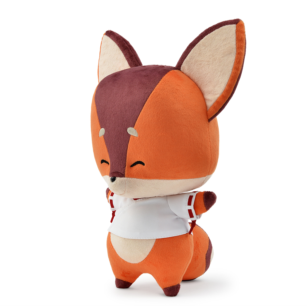 Ein Stofffuchsspielzeug mit orangefarbenem Fell, einem weißen Hemd und einem braunen Kopf. Es hat geschlossene Augen und steht auf weißem Hintergrund.