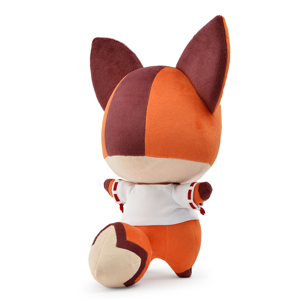 Ein Plüschfuchs mit orangefarbenem und burgunderrotem Fell, der ein weißes Hemd trägt. Er hat große Ohren und einen Ball an seinen Füßen auf weißem Hintergrund.