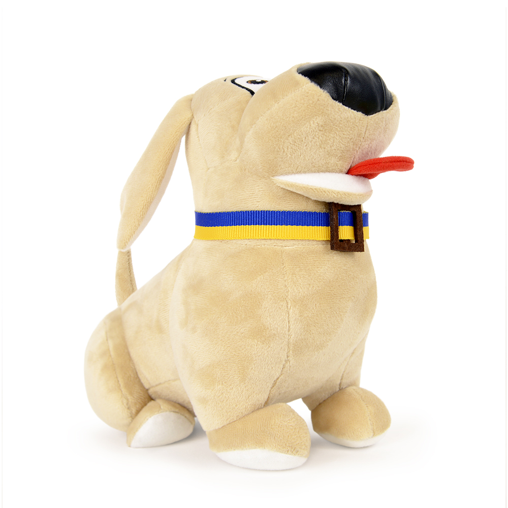 Ein Stoffhundespielzeug mit beigem Fell, blau-gelbem Halsband und roter Zunge auf weißem Hintergrund.