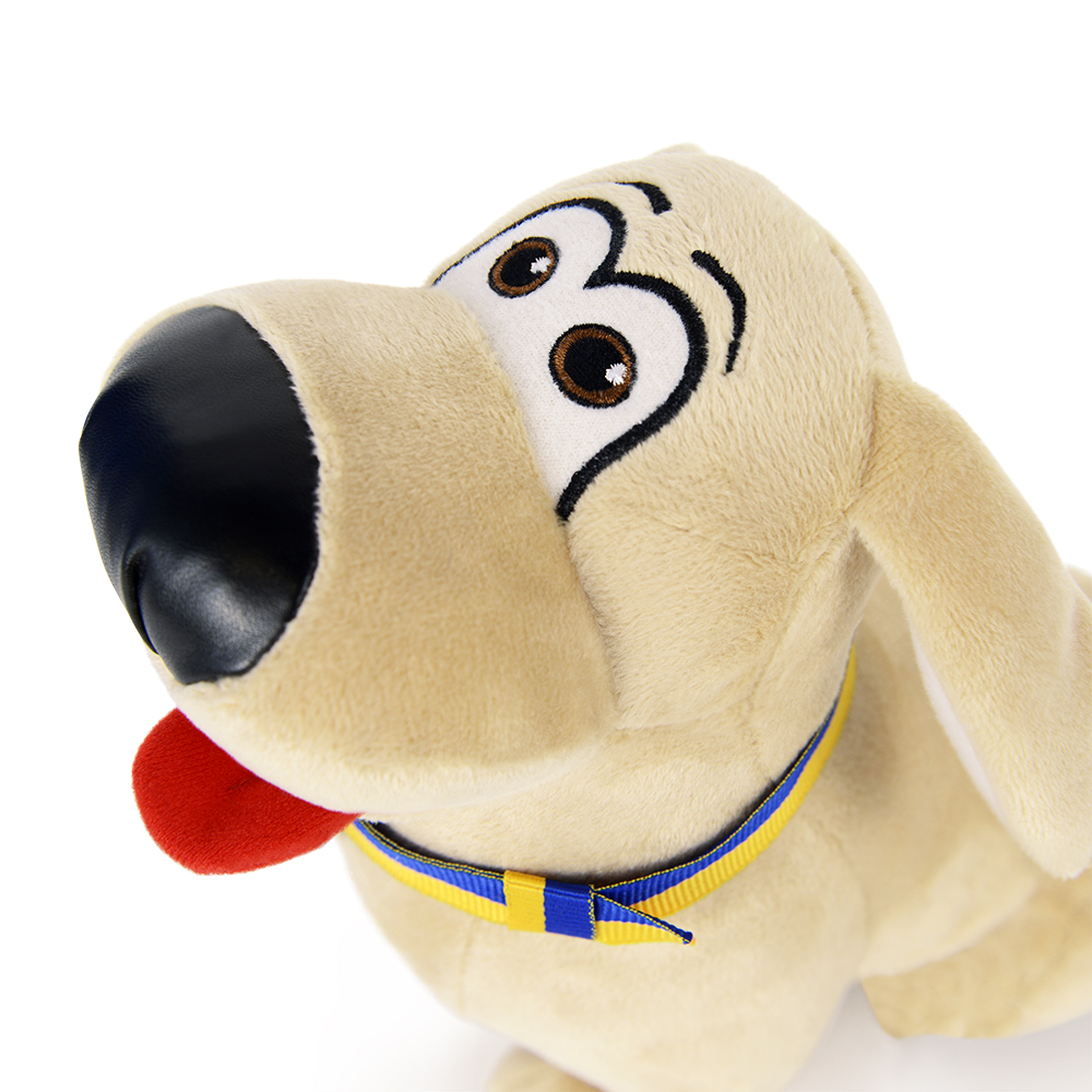 Ein beiges Plüschhundespielzeug mit großen Augen, schwarzer Nase, roter Zunge und einem blau-gelben Halsband auf weißem Hintergrund.