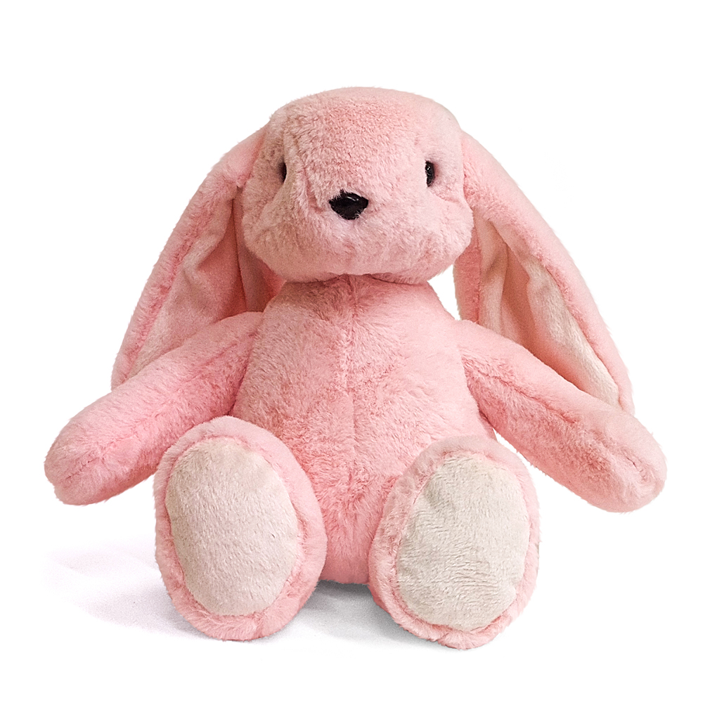 Ein rosa Plüschhase sitzt aufrecht. Er hat lange Ohren, schwarze Augen und hellrosa Pfoten. Der Hintergrund ist weiß.