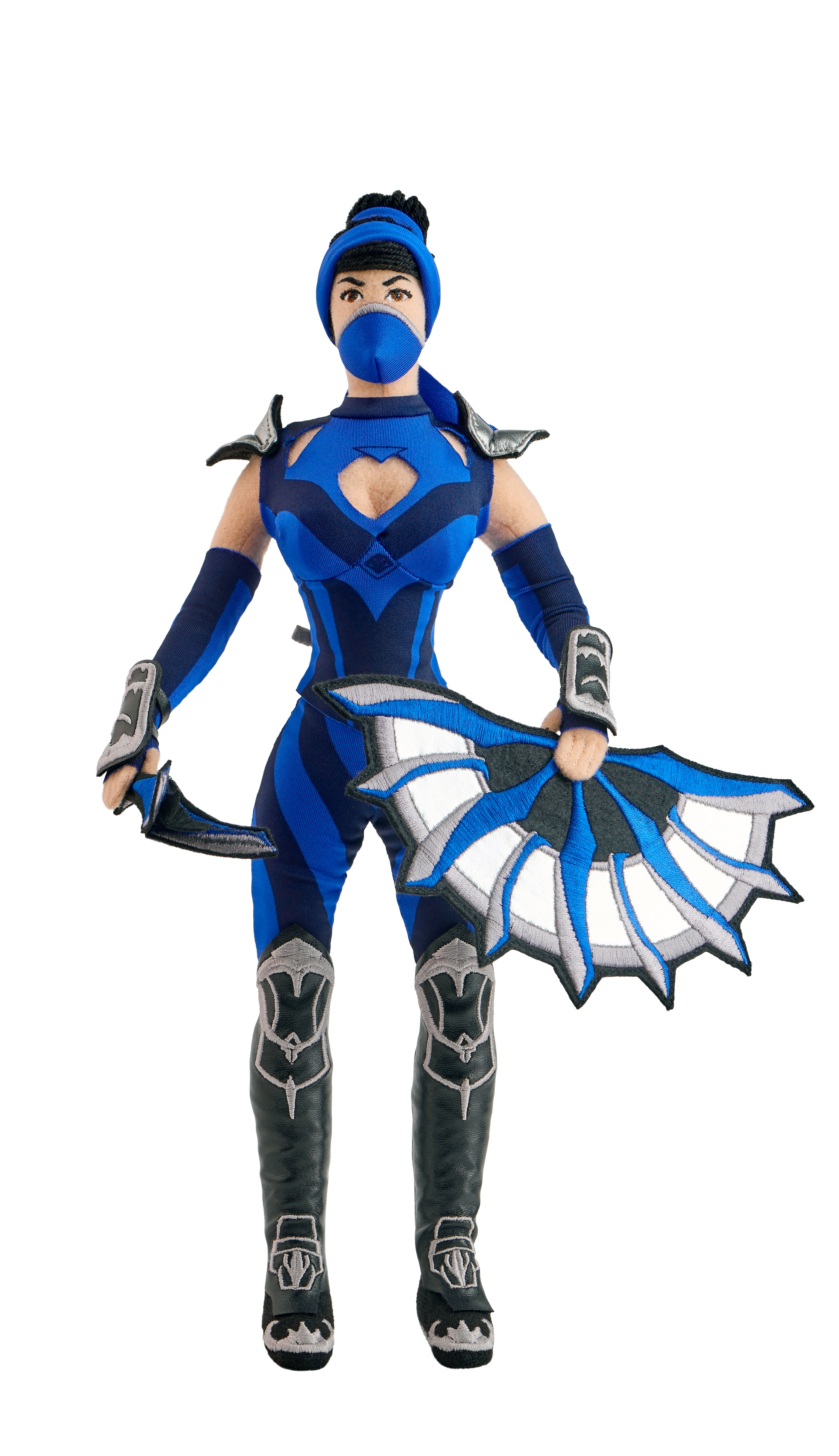 Eine Puppe eines blauen Ninjas mit Maske, Kopfbedeckung und Fächer. Die Puppe hat schwarze Stiefel und Rüstung. Der Hintergrund ist weiß.
