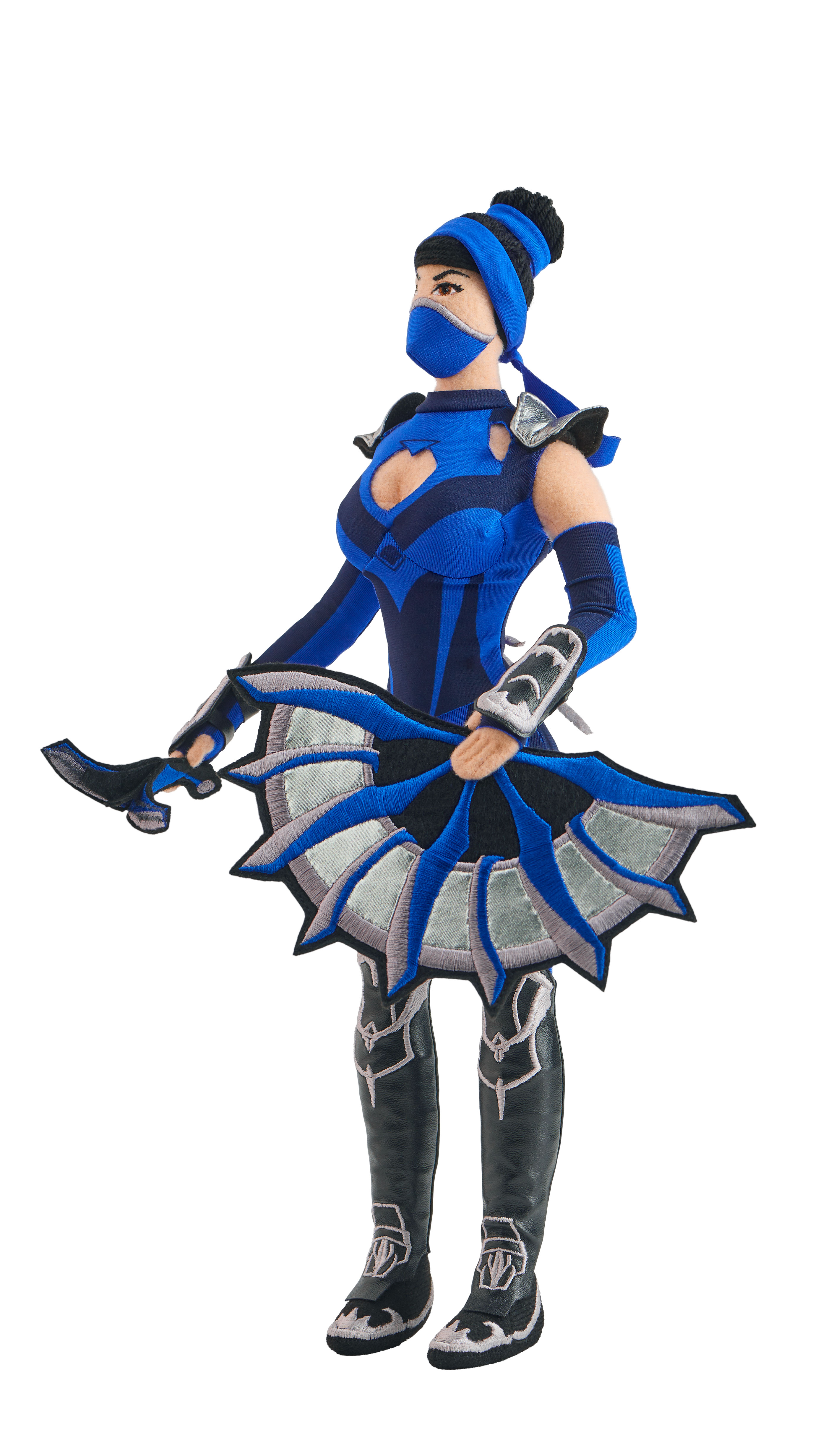 Eine Puppe einer weiblichen Figur mit blau-schwarzem Outfit, Maske und fächerartiger Waffe, vor weißem Hintergrund.