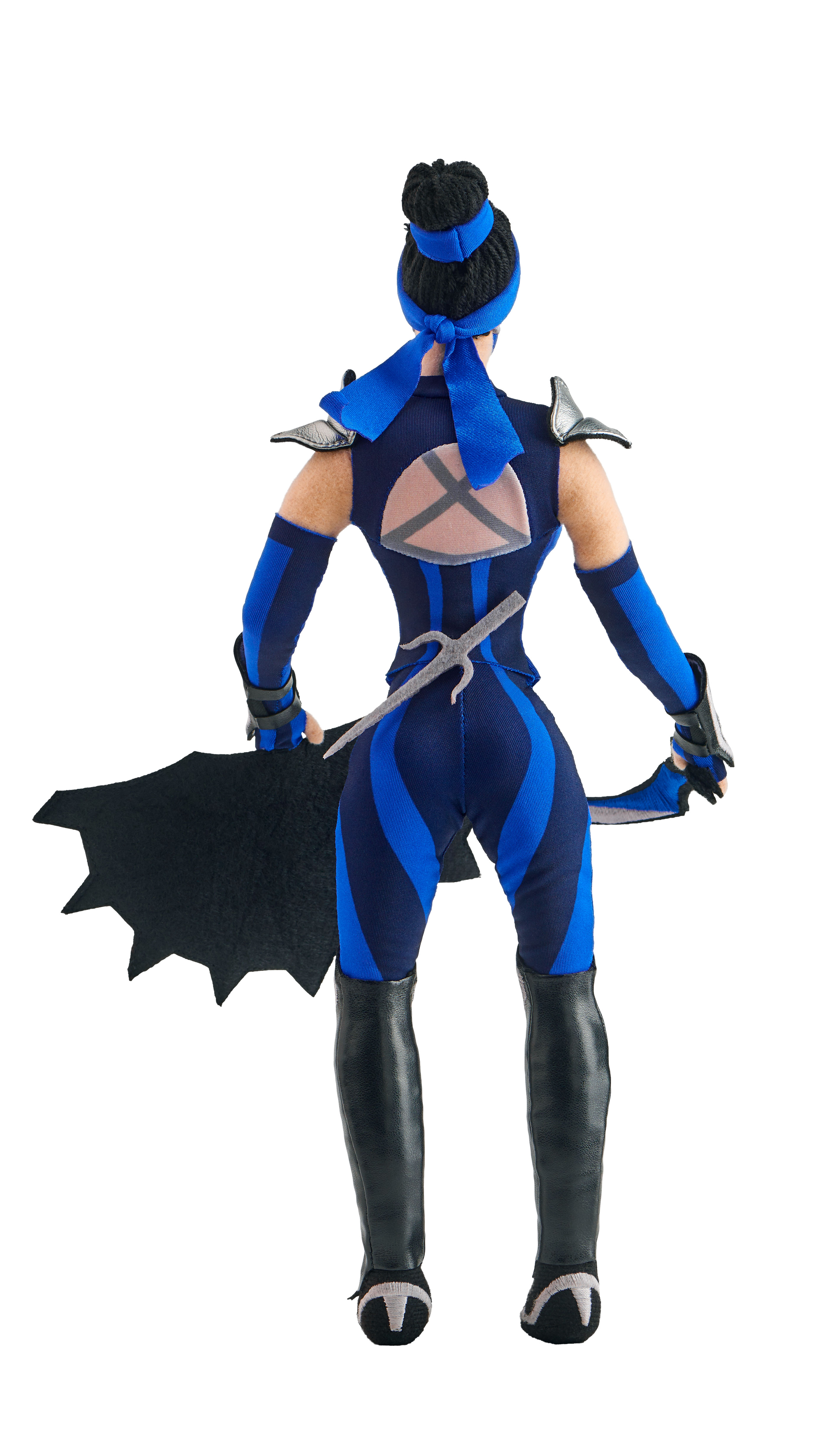 Eine Figur in einem blau-schwarzen Kostüm von hinten. Sie hat einen hohen Dutt, Kopf- und Armbänder und hält eine Waffe.