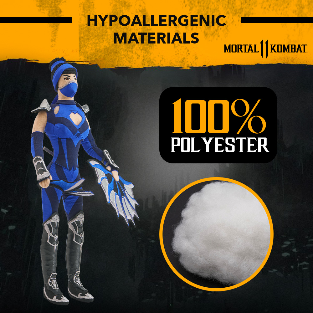 Eine blaue Mortal Kombat Plüschpuppe steht neben einem Kreis aus weißem Füllmaterial. Text sagt 100% Polyester und hypoallergene Materialien.