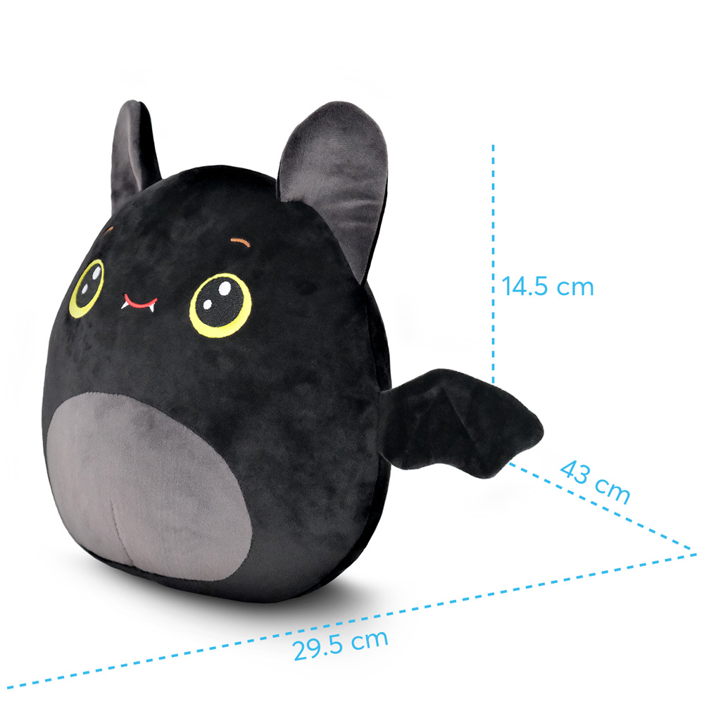 Ein Plüschfledermaus mit schwarzem Körper, grauem Bauch und Flügeln, gelben Augen und kleinen Fangzähnen. Abmessungen: 29,5 cm x 43 cm x 14,5 cm.