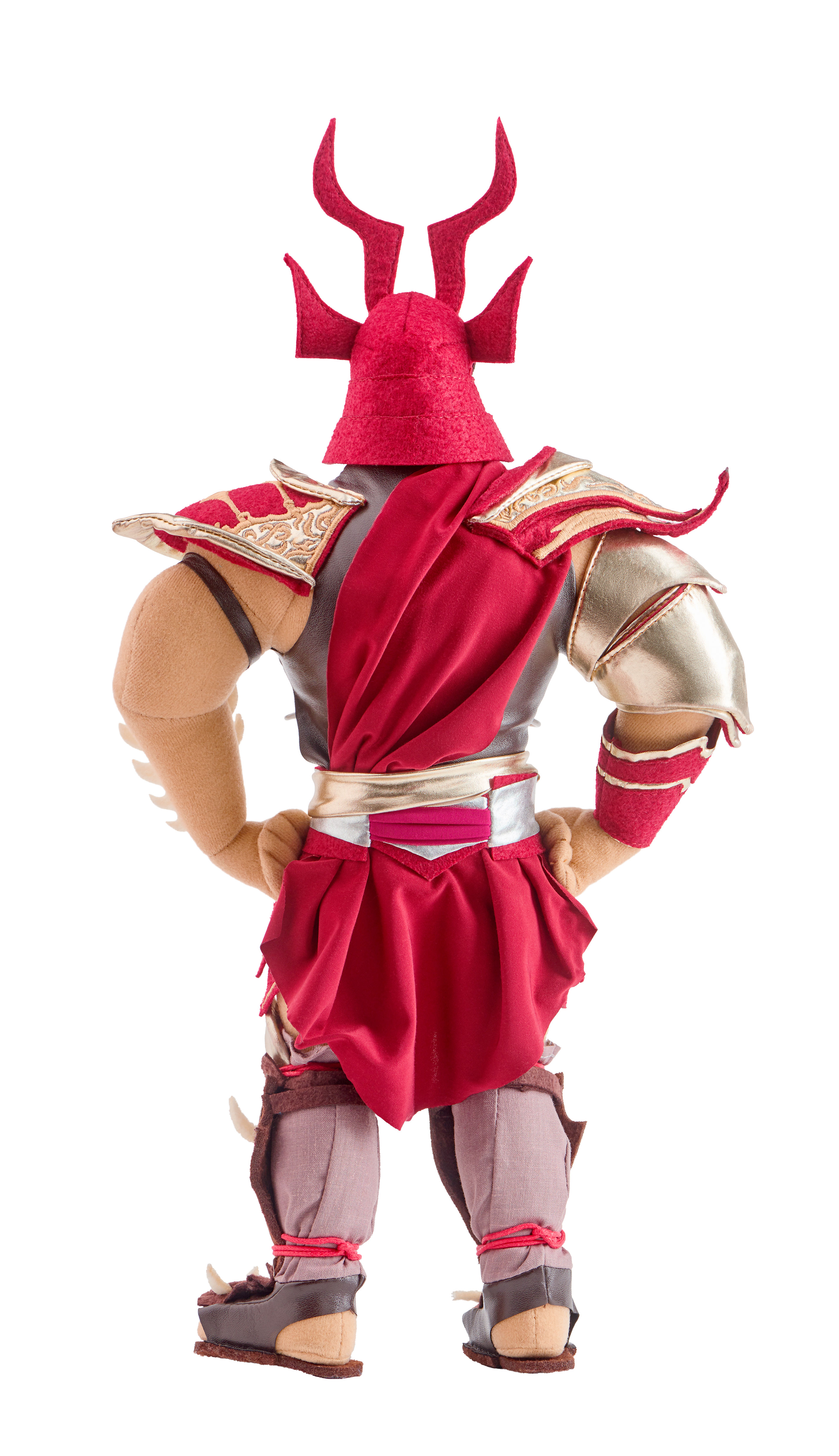 Eine Puppe in einem rot-goldenen Kriegerkostüm steht mit den Händen in den Hüften. Sie hat einen gehörnten Helm, Schulterpolster und einen Rock.