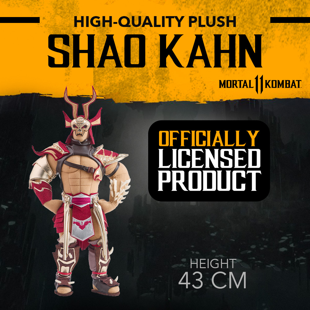 Shao Kahn Plüschfigur mit goldener und roter Rüstung. Offiziell lizenziertes Produkt. Der Hintergrund ist gelb mit Text und dunkelgrau.