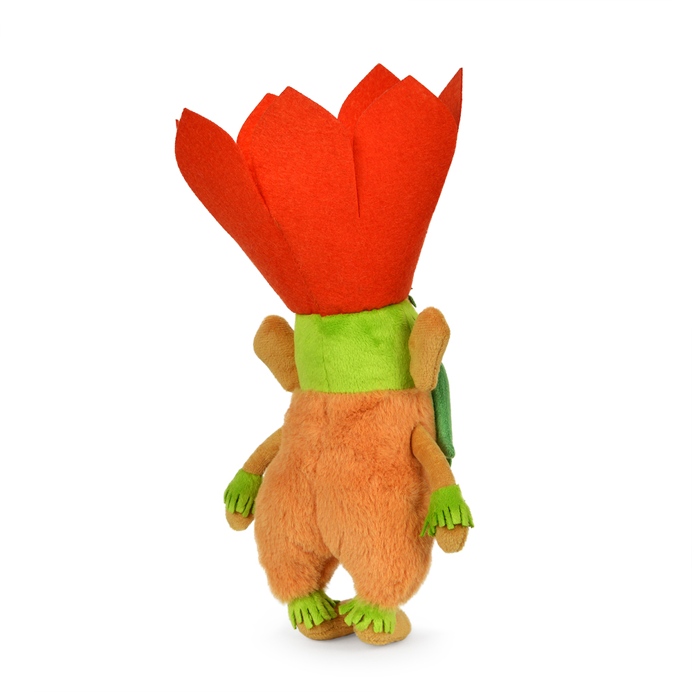 Ein Plüschtier mit orangefarbenem Körper, grünem Hals und Händen sowie einer roten blütenförmigen Kopfbedeckung, von hinten gesehen, auf weißem Hintergrund.