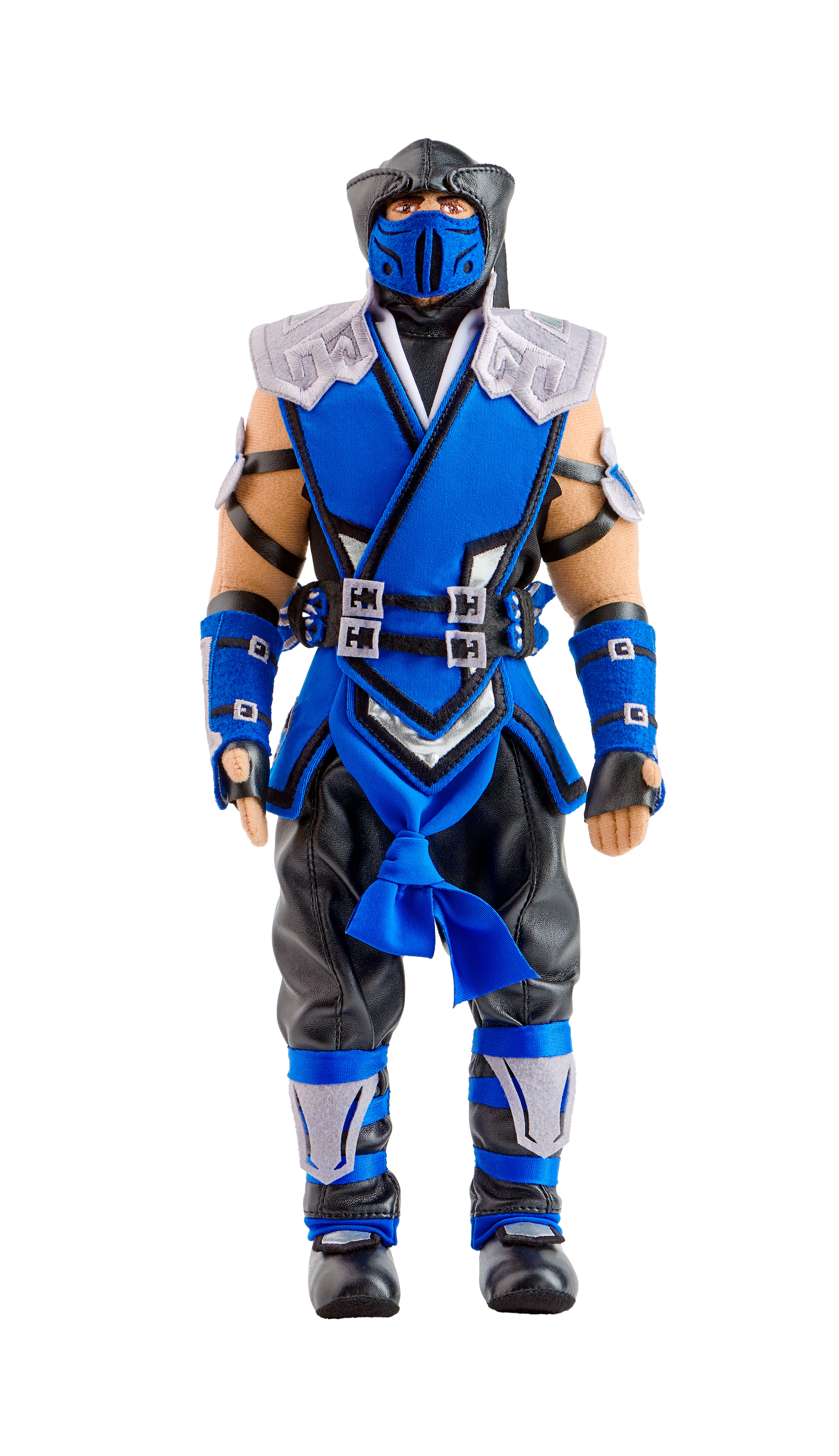 Eine Sub-Zero-Actionfigur steht vor weißem Hintergrund. Sie trägt ein blau-schwarzes Kostüm mit Maske und grauen Akzenten.