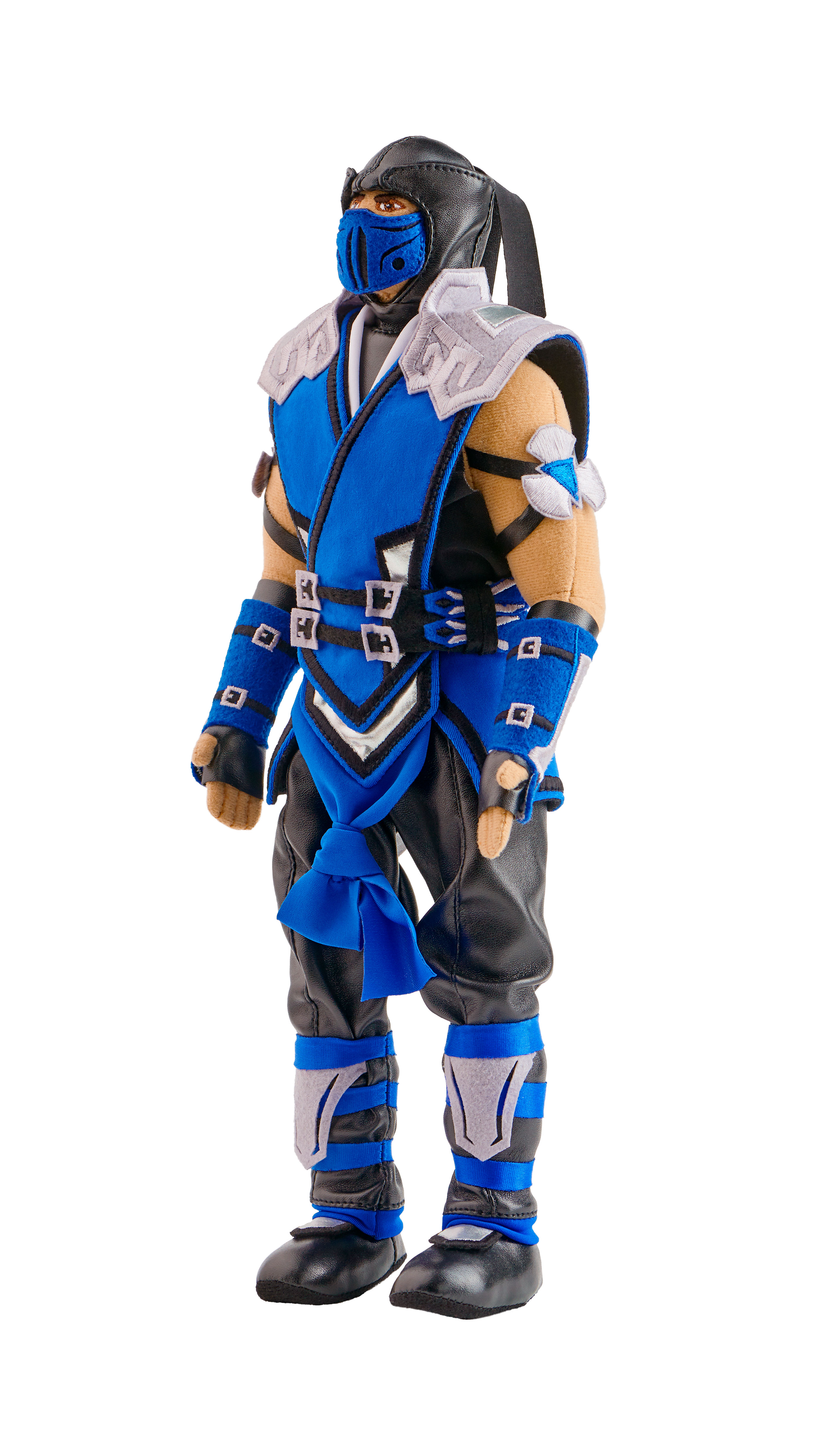 Eine Sub-Zero-Actionfigur steht vor weißem Hintergrund. Sie trägt ein blau-schwarzes Kostüm mit Maske und Kapuze.