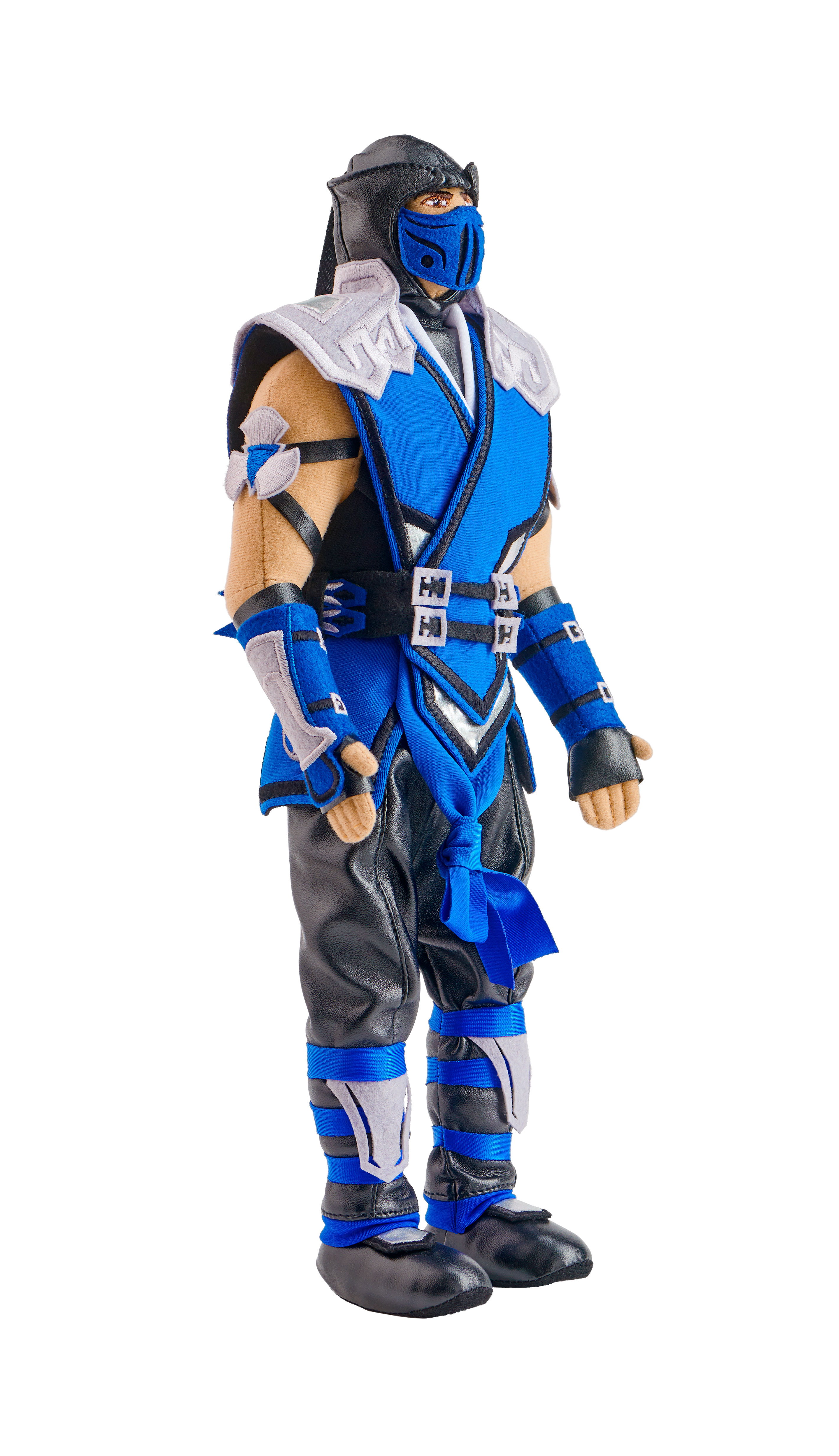 Eine Sub-Zero-Actionfigur steht auf weißem Hintergrund. Sie trägt ein blau-schwarzes Kostüm mit Maske.