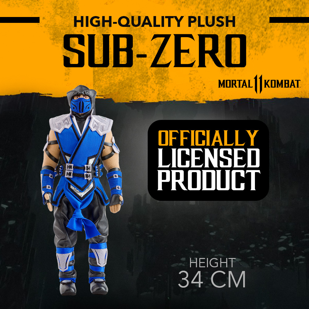 Eine Sub-Zero-Plüschfigur steht vor einem gelben und grauen Hintergrund. Die Figur ist blau und weiß, mit dem Mortal Kombat Logo.