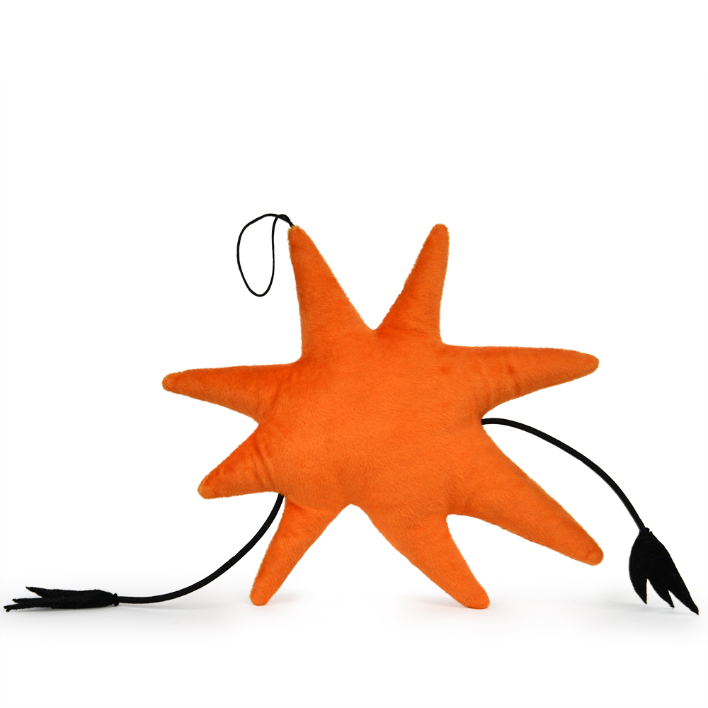 Ein orangefarbenes sternförmiges Plüschtier mit schwarzem Faden und Quaste, vor weißem Hintergrund.