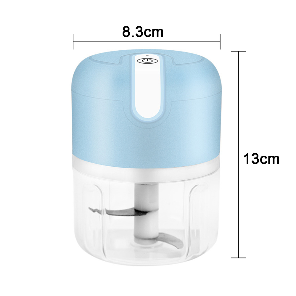 Ein blau-weißer elektrischer Zerkleinerer, 8,3 cm breit und 13 cm hoch, mit einer Klinge in einem transparenten Behälter.