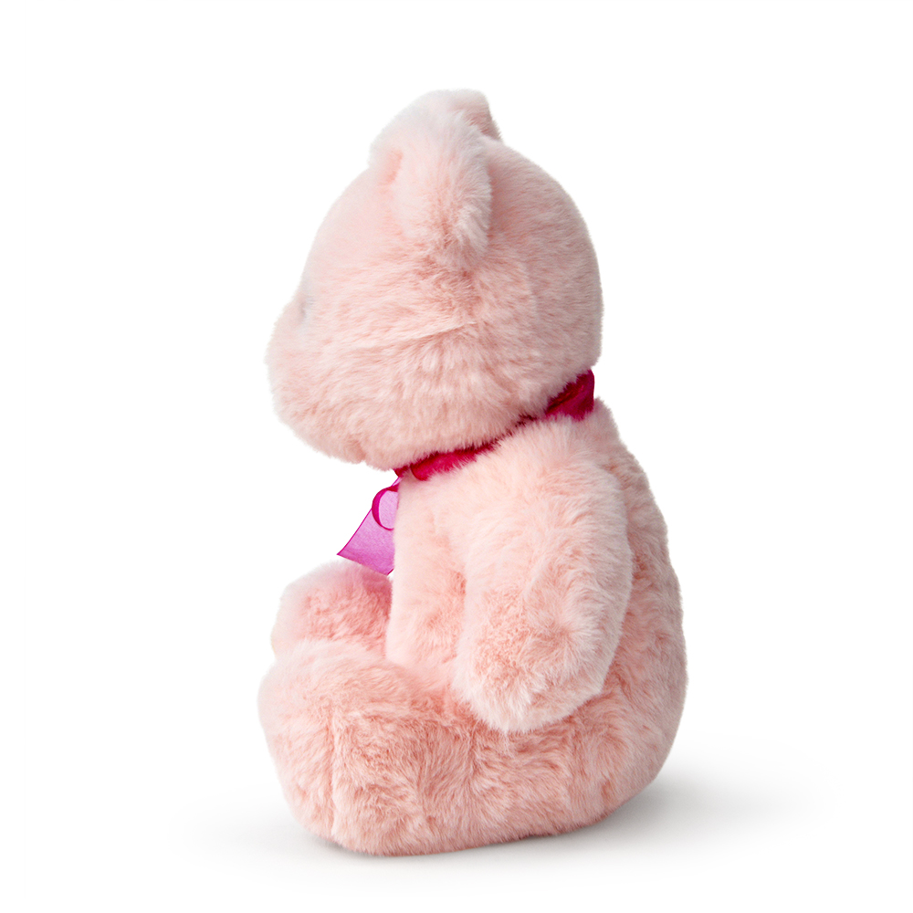 Ein rosa Teddybär sitzt nach links gerichtet und trägt eine rote Schleife. Der Bär befindet sich auf weißem Grund.