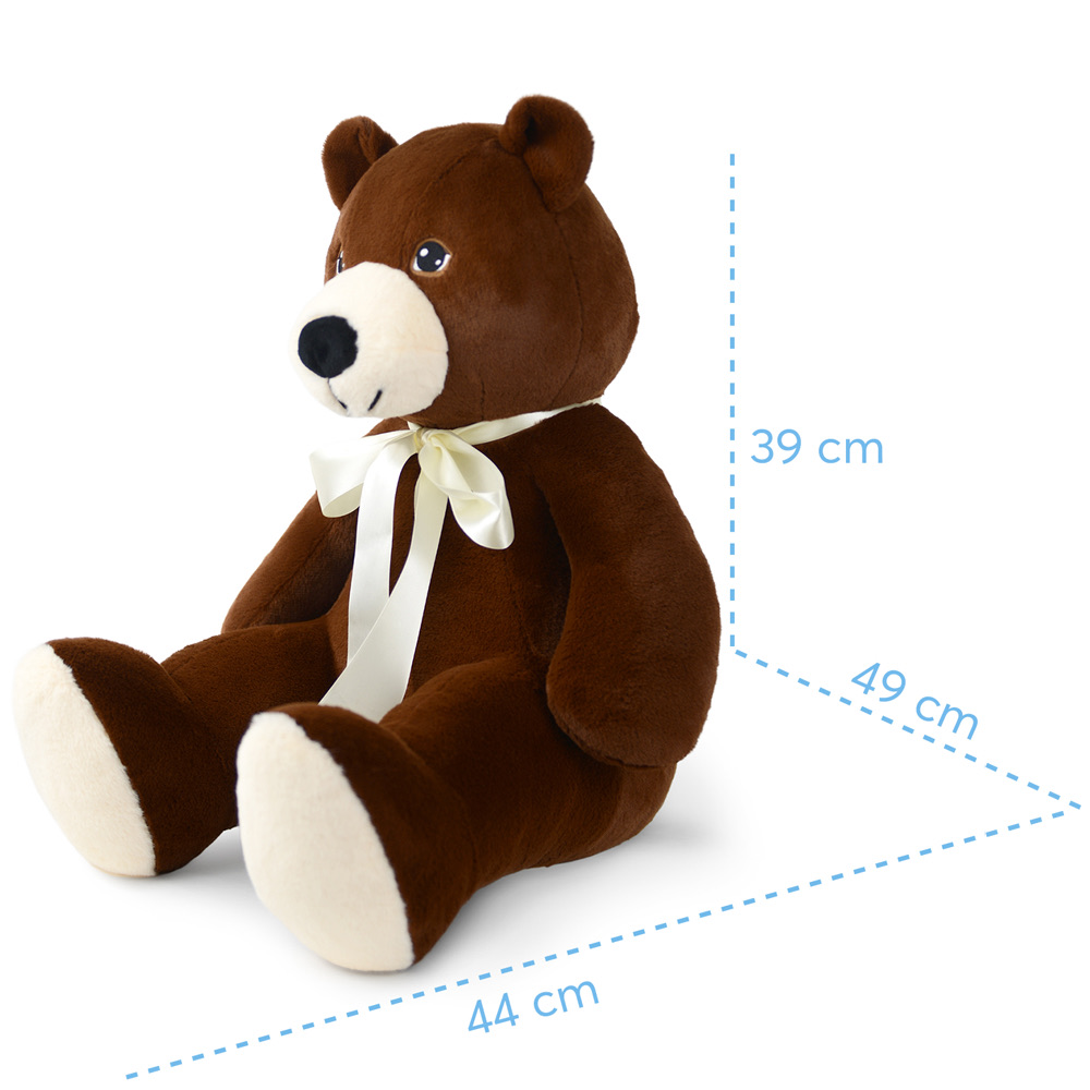 Ein brauner Teddybär mit cremefarbener Schleife sitzt auf weißem Untergrund. Maße: 39cm, 49cm und 44cm.